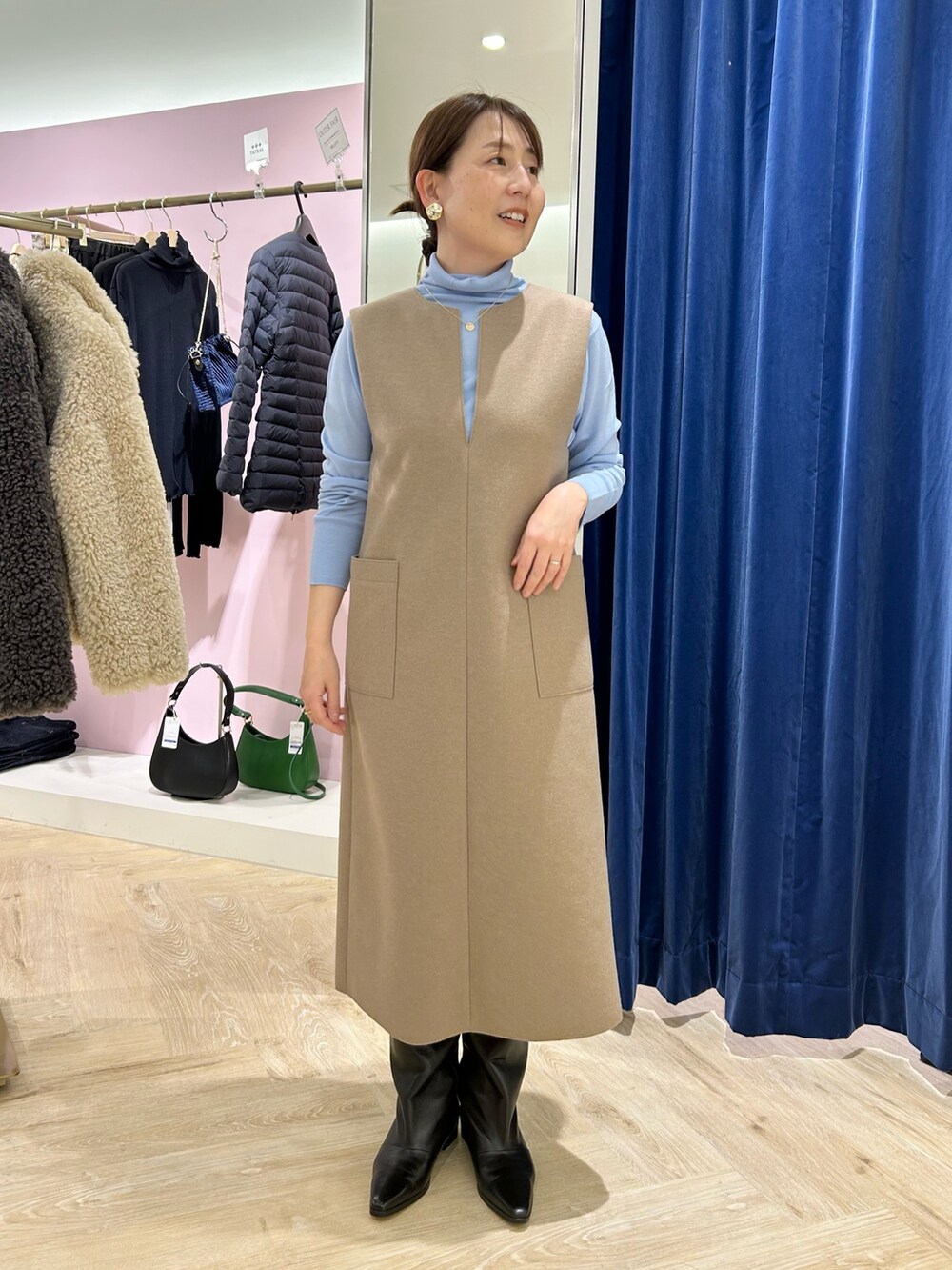 「タトラス、ダウン、ダウンコート、ホワイトアウター、ジャンスカ、ワンピース、ワンピースコーデ、カラーニット、タートルネック、きれいめカジュアル、大人カジュアル、お出かけコーデ、帰省コーデ、冬コーデ、アウター」｜「NOLLEY’S Sophiの◇【WEB限定カラーあり】《手洗い可能》ダブルジャージジャンスカ（ワンピース、グリーン系）」を使った、sachirinさん（レディース・153cm）の秋コーディネートの6枚目の写真