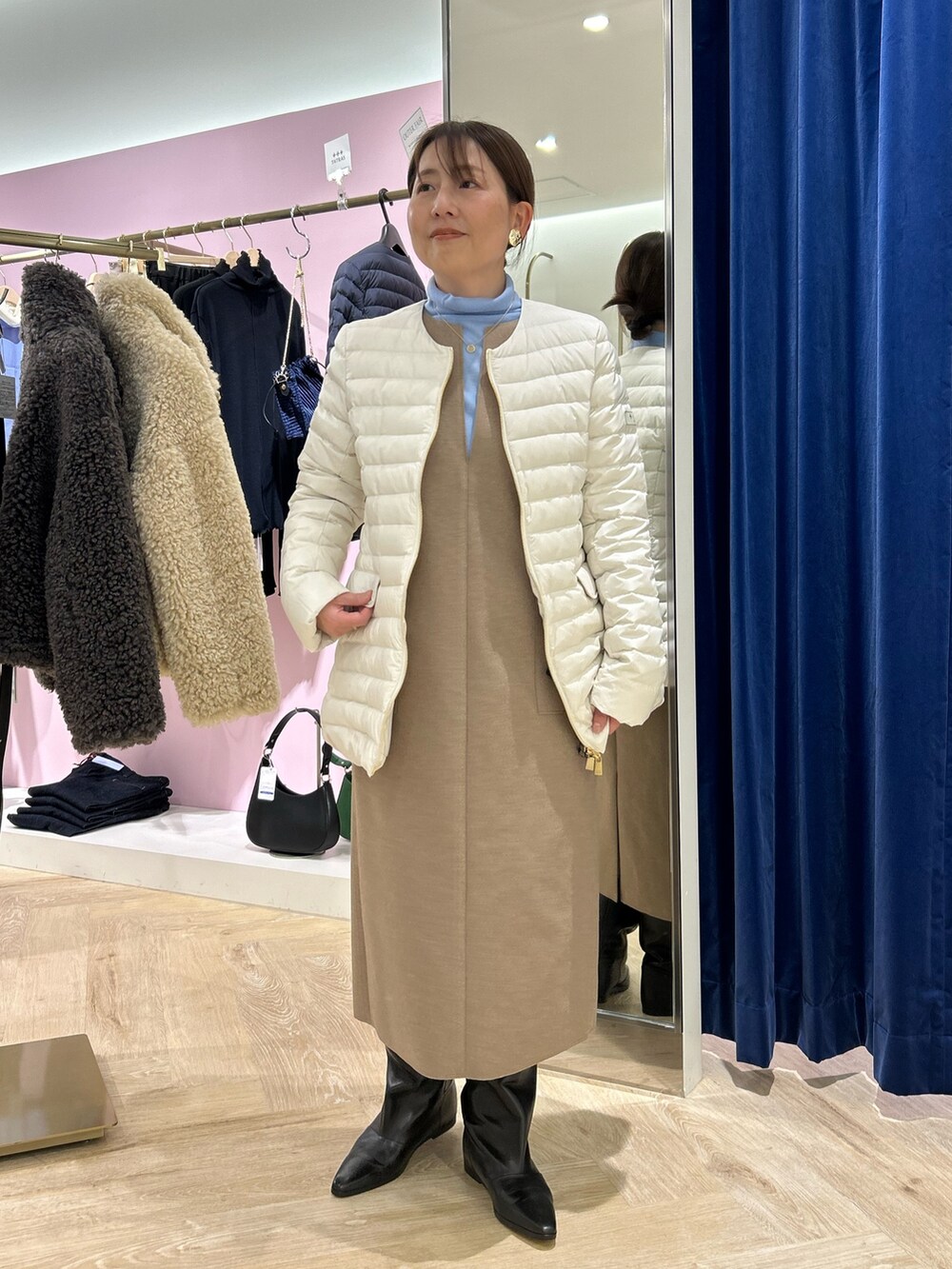 「タトラス、ダウン、ダウンコート、ホワイトアウター、ジャンスカ、ワンピース、ワンピースコーデ、カラーニット、タートルネック、きれいめカジュアル、大人カジュアル、お出かけコーデ、帰省コーデ、冬コーデ、アウター」｜「NOLLEY’S Sophiの◇【WEB限定カラーあり】《手洗い可能》ダブルジャージジャンスカ（ワンピース、グリーン系）」を使った、sachirinさん（レディース・153cm）の秋コーディネートの5枚目の写真