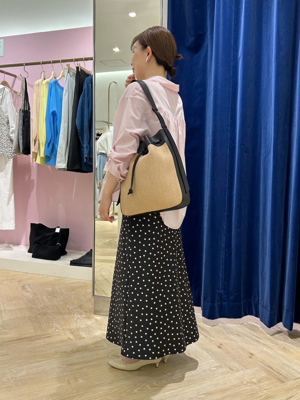 「大人カジュアル、シンプルスタイル、大人かわいい、夏、シャツコーデ、低身長女子、ラクチンコーデ、今日のコーデ、ドット、ドット柄、ドットスカート、ピンク、ピンク×ブラック、きちんとカジュアル、きれいめカジュアル」｜「NOLLEY’S Sophiのウォッシャブルドットサテンナロースカート（スカート、ブラック系）」を使った、sachirinさん（レディース・153cm）の春コーディネートの2枚目の写真