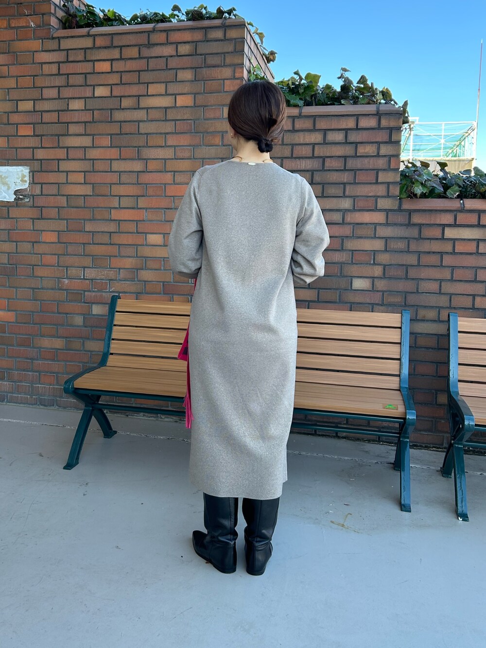「冬コーデ、クリスマスに着たい服、ワンピース、ワンピースコーデ、きれいめカジュアル、お出かけコーデ、キャメル、ピンク小物、ホリデースタイル、ラメ、大人カジュアル」|「CORSO ROMA,9の【CORSO ROMA 9/コルソローマノーヴェ】インヒールロングブーツ(ブーツ、ブラック系)」を使った、sachirinさん(レディース・153cm)の冬コーディネートの3枚目の写真