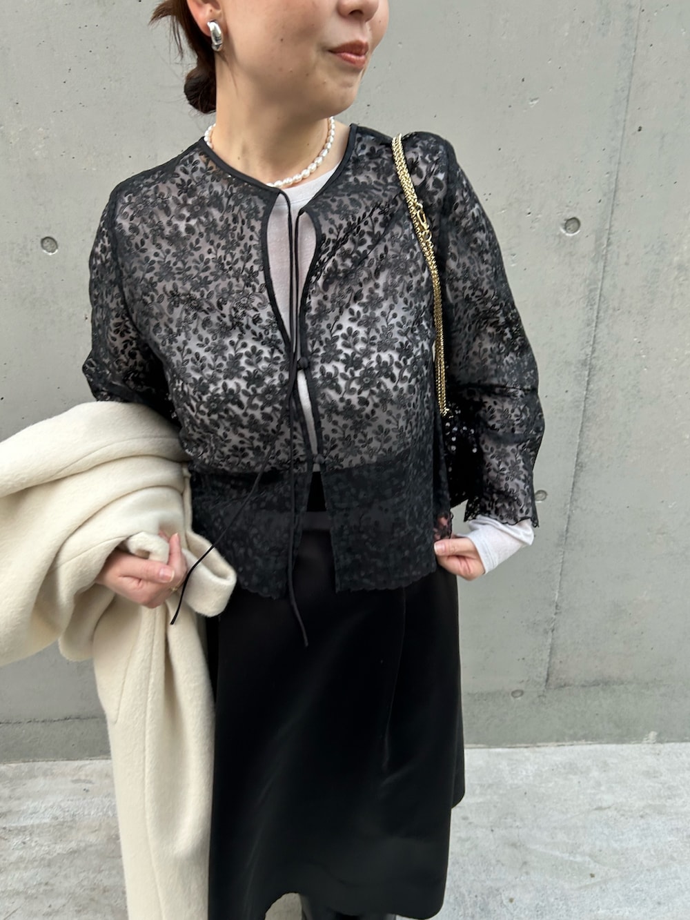 「ホワイトコーデ、クリスマスに着たい服、アウター、アウターコーデ、ウールコート、ノーカラーコート、ホリデーコーデ、お出かけコーデ、40代ファッション、40代コーデ、きれいめコーデ、スパンコール、スパンコールバック」｜「NOLLEY’Sのノーカラーシャギーコート（ノーカラーコート、ホワイト系）」を使った、sachirinさん（レディース・153cm）の冬コーディネートの7枚目の写真