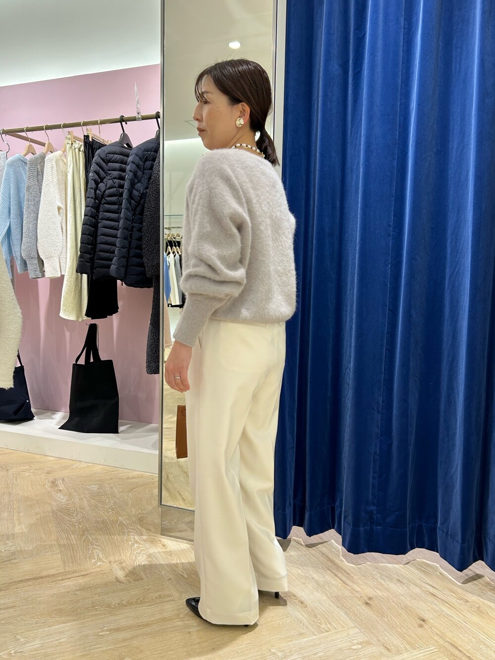 「淡色コーデ、オトナカジュアル、秋冬コーデ、今日のコーデ、レディースファッション、きれいめカジュアル、ニット、ニットコーデ、パンツ、パンツコーデ、40代ファッション」|「NOLLEY’S Sophiのウォッシャブルウール調サージワイドパンツ(その他パンツ、ホワイト系)」を使った、sachirinさん(レディース・153cm)の冬コーディネートの5枚目の写真
