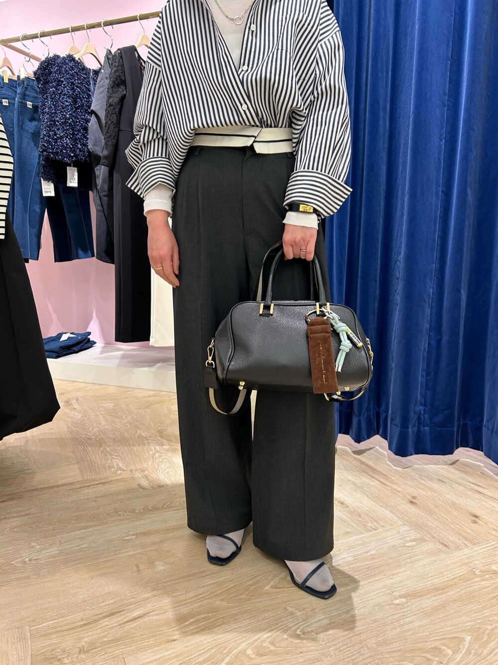 「シャツ、シャツスタイル、シャツコーデ、大人カジュアル、ストライプ、ストライプシャツ、パンツスタイル、配色、レイヤード、レイヤードスタイル、春、春コーデ、ワントーン、ワントーンコーデ」｜「NOLLEY’S Sophiのシアー配色トリミングロンT（Tシャツ/カットソー、ホワイト系）」を使った、sachirinさん（レディース・153cm）の冬コーディネートの3枚目の写真