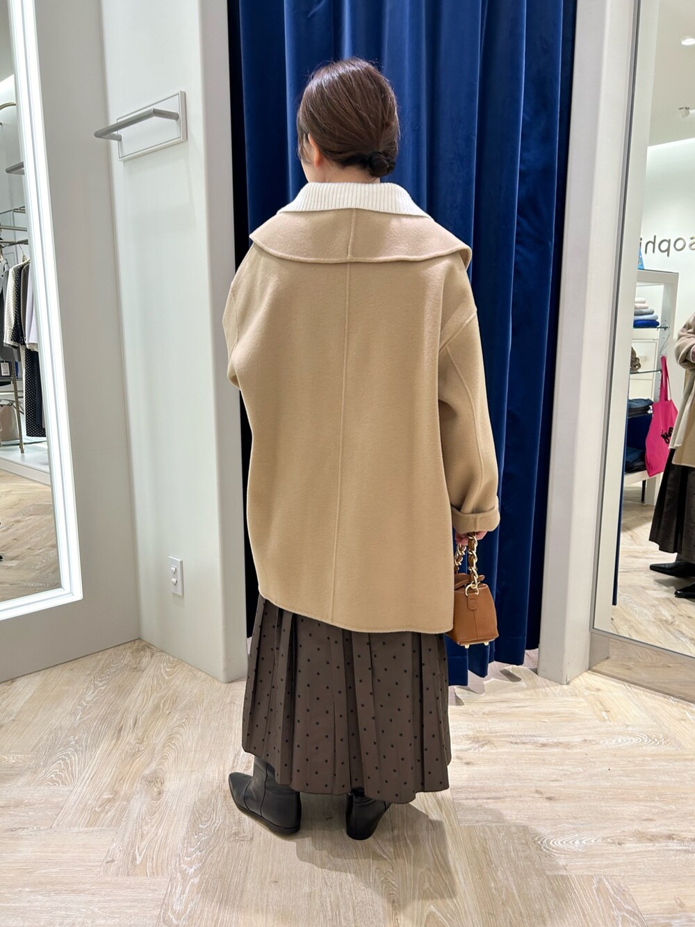 「ニット、レイヤードスタイル、ハーフジップ、ワントーンコーデ、リバーコート、コート、アウター、ベージュ、キャメル、ドット、ドットスカート、アウターコーデ、スカートコーデ、きれいめカジュアル、大人カジュアル」|「NOLLEY’S Sophiの◇【WEB限定カラーあり】SUPER140リバーショールコート 24AW(ダッフルコート、イエロー系)」を使った、sachirinさん(レディース・153cm)の秋コーディネートの3枚目の写真