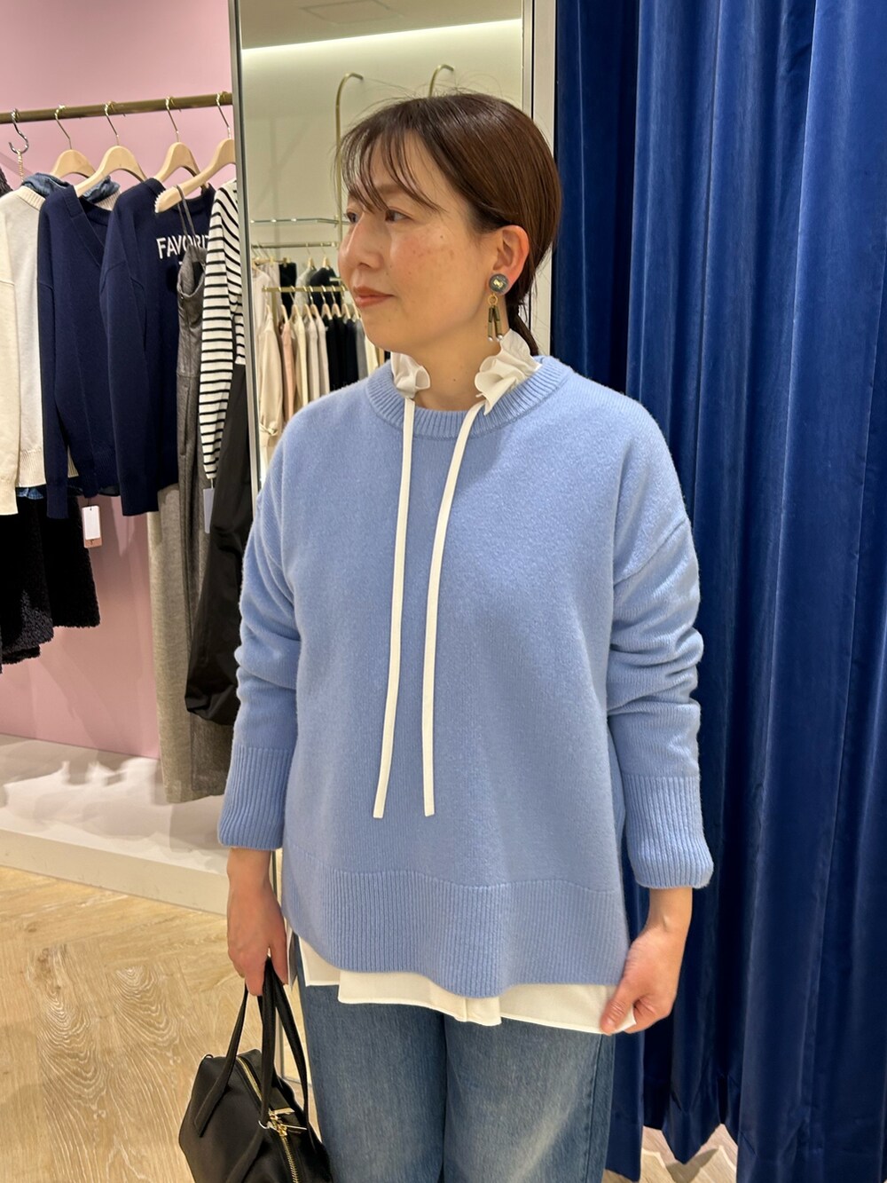 「休日スタイル、楽チンコーデ、冬服コーデ、パンツスタイル、オトナ女子、デニム、着回しコーデ、ニットコーデ、今日のコーデ、ブルー、大人カジュアル、デニムコーデ、レイヤード、レイヤードスタイル」｜「Rie Millerの【RM denim】スリットフレアハイウエストデニム（デニムパンツ、ブルー系）」を使った、sachirinさん（レディース・153cm）の冬コーディネートの4枚目の写真