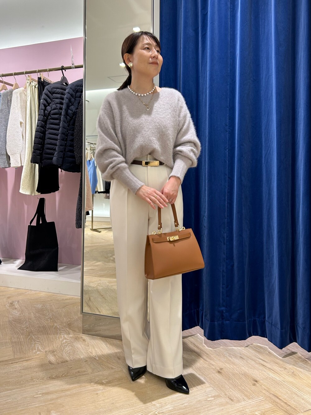 「淡色コーデ、オトナカジュアル、秋冬コーデ、今日のコーデ、レディースファッション、きれいめカジュアル、ニット、ニットコーデ、パンツ、パンツコーデ、40代ファッション」|「NOLLEY’S Sophiのウォッシャブルウール調サージワイドパンツ(その他パンツ、ホワイト系)」を使った、sachirinさん(レディース・153cm)の冬コーディネートの2枚目の写真