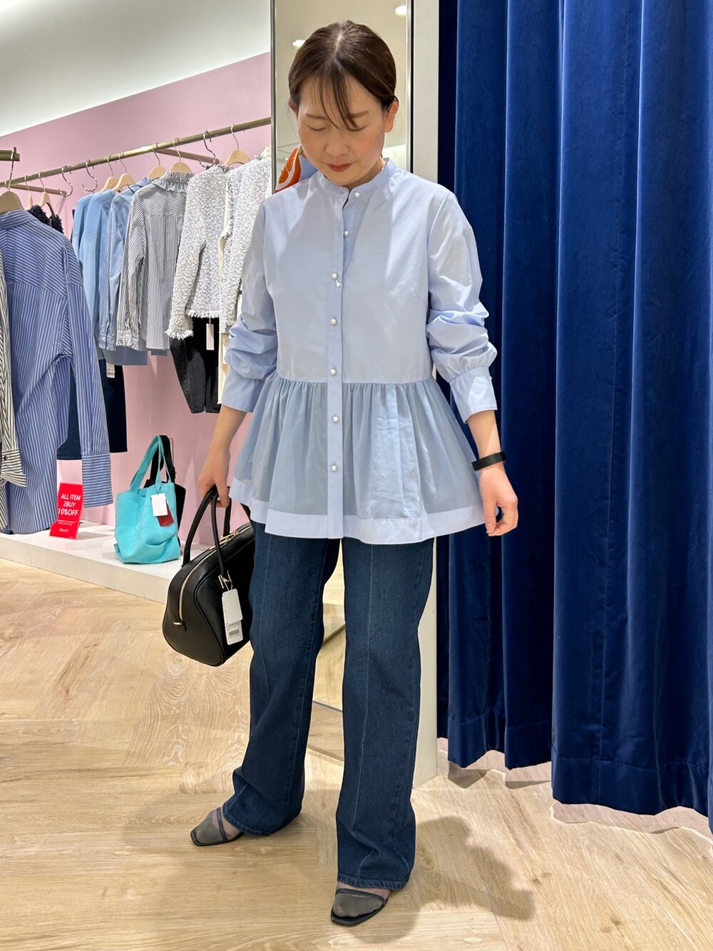 「デニム、デニムパンツ、デニムコーデ、ブラウス、ブラウス×デニム、ブラウスコーデ、ブルー、ブルーコーデ、ワントーン、ワントーンコーデ、ペプラム、ぺプラムトップス、パールボタン、きれいめカジュアル、大人カジュアル」｜「NOLLEY’S Sophiのシアーコンビペプラムブラウス（シャツ/ブラウス、ブルー系）」を使った、sachirinさん（レディース・153cm）の冬コーディネートの2枚目の写真