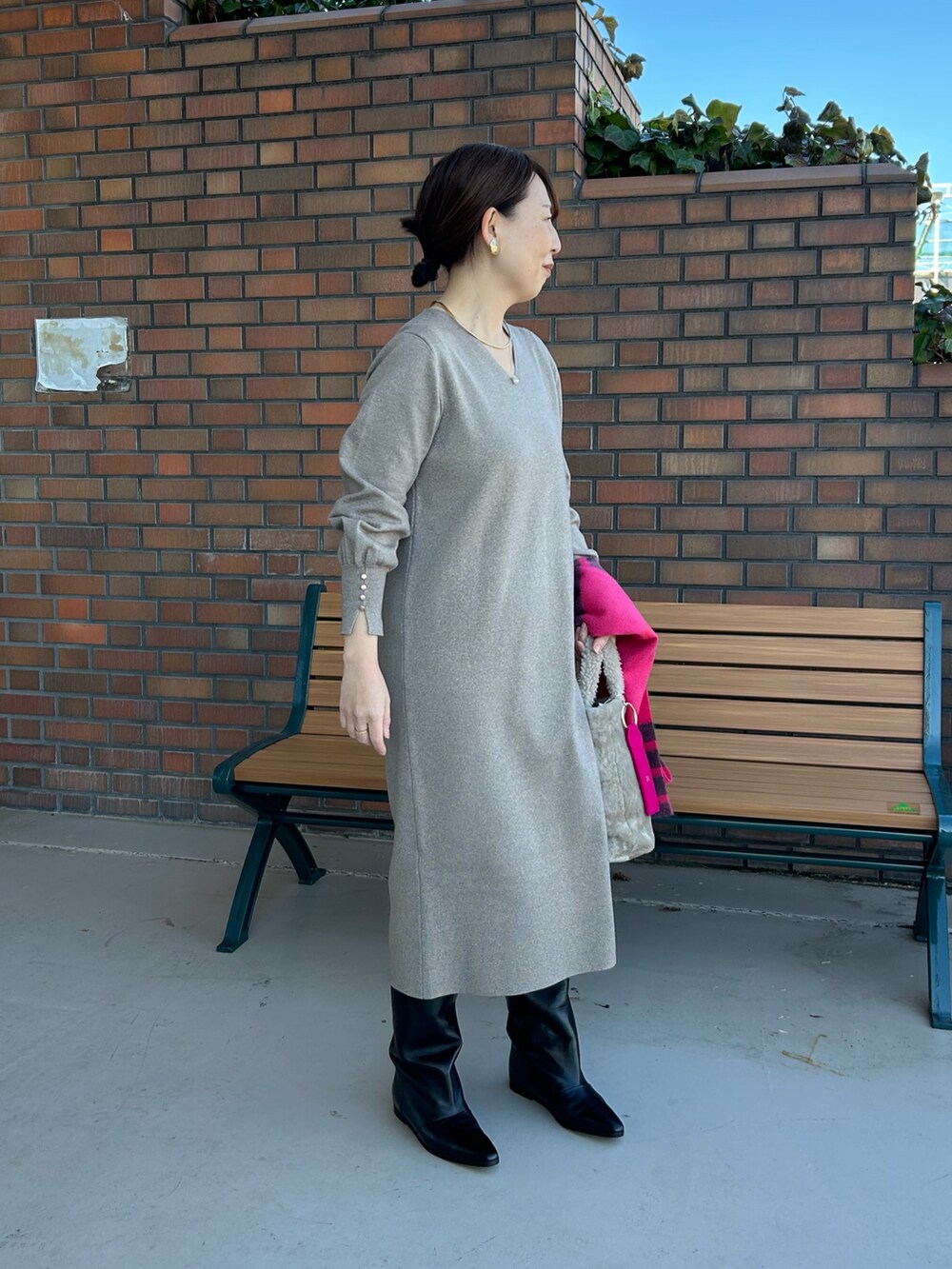 「冬コーデ、クリスマスに着たい服、ワンピース、ワンピースコーデ、きれいめカジュアル、お出かけコーデ、キャメル、ピンク小物、ホリデースタイル、ラメ、大人カジュアル」|「CORSO ROMA,9の【CORSO ROMA 9/コルソローマノーヴェ】インヒールロングブーツ(ブーツ、ブラック系)」を使った、sachirinさん(レディース・153cm)の冬コーディネートの2枚目の写真
