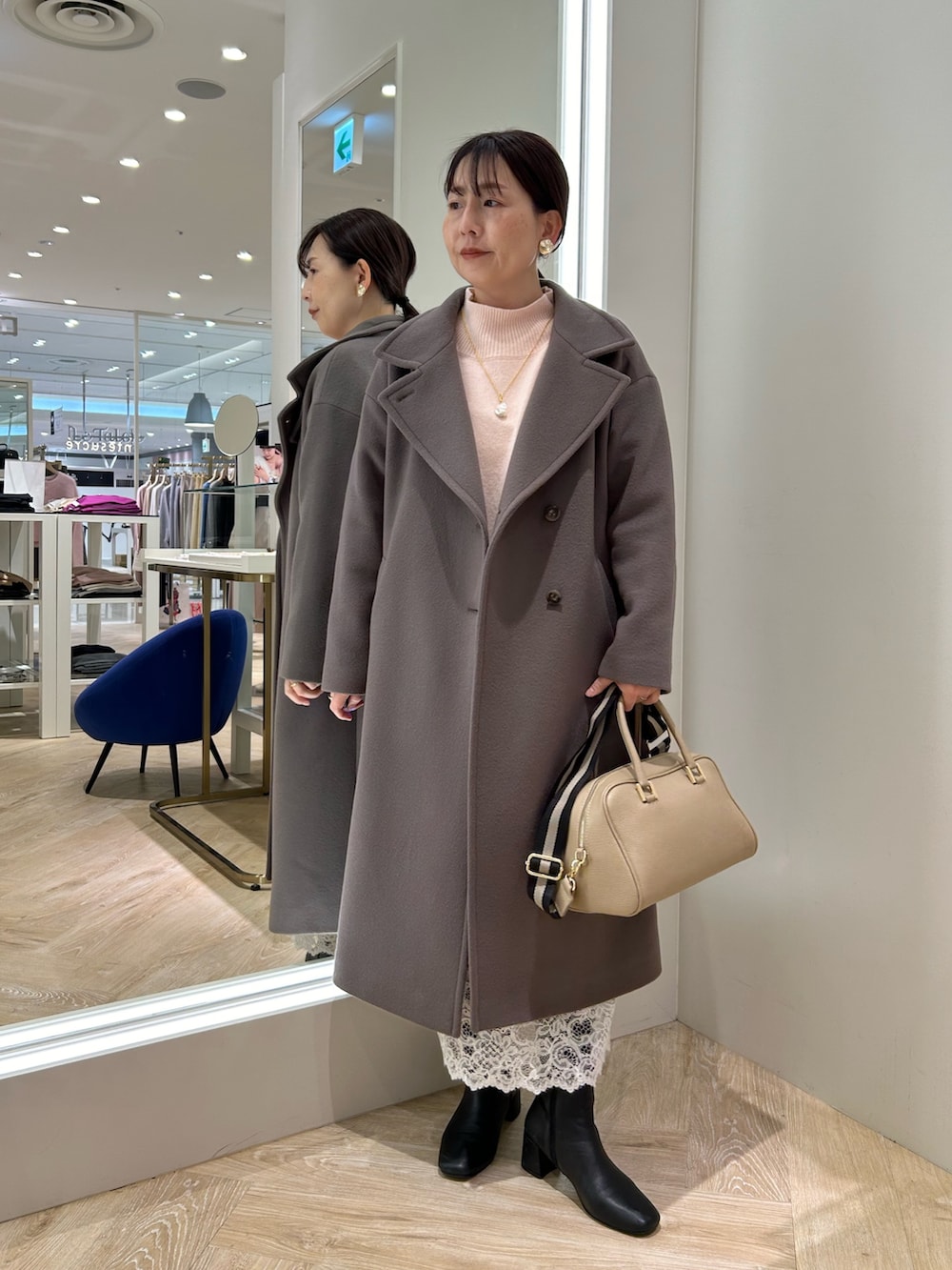 「淡色コーデ、お出かけコーデ、大人女子、キレイめカジュアル、ニットコーデ、モノトーンコーデ、きれいめカジュアル、baby pink、ピンク、レース、レーススカート」|「NOLLEY’Sの《全骨格対応》カシミヤ混MUSICハイネックプルオーバーニット 24AW(ニット/セーター、ピンク系)」を使った、sachirinさん(レディース・153cm)の冬コーディネートの2枚目の写真