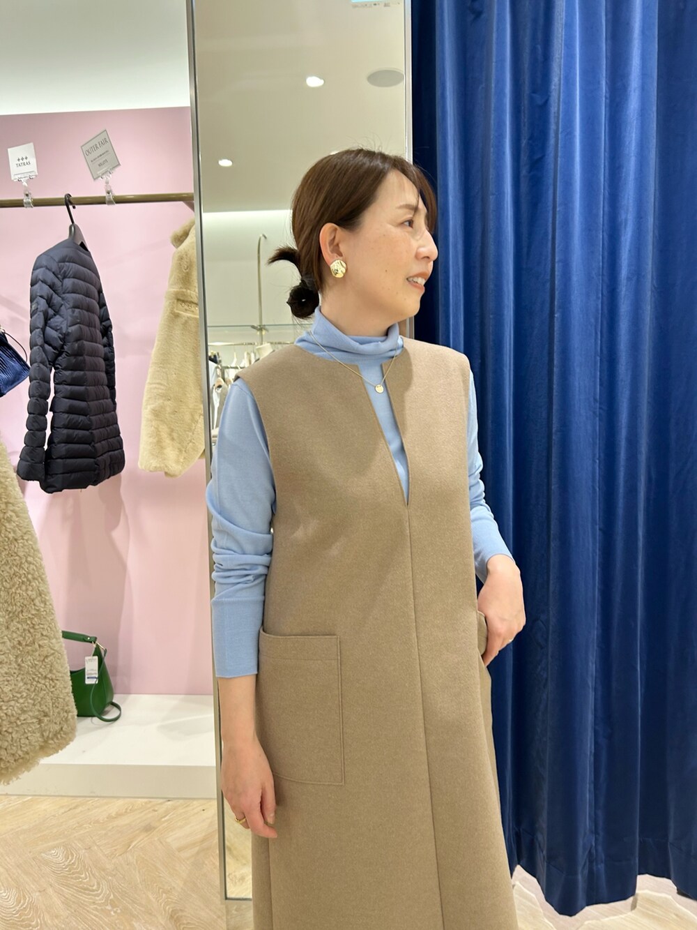 「タトラス、ダウン、ダウンコート、ホワイトアウター、ジャンスカ、ワンピース、ワンピースコーデ、カラーニット、タートルネック、きれいめカジュアル、大人カジュアル、お出かけコーデ、帰省コーデ、冬コーデ、アウター」｜「NOLLEY’S Sophiの◇【WEB限定カラーあり】《手洗い可能》ダブルジャージジャンスカ（ワンピース、グリーン系）」を使った、sachirinさん（レディース・153cm）の秋コーディネートの7枚目の写真