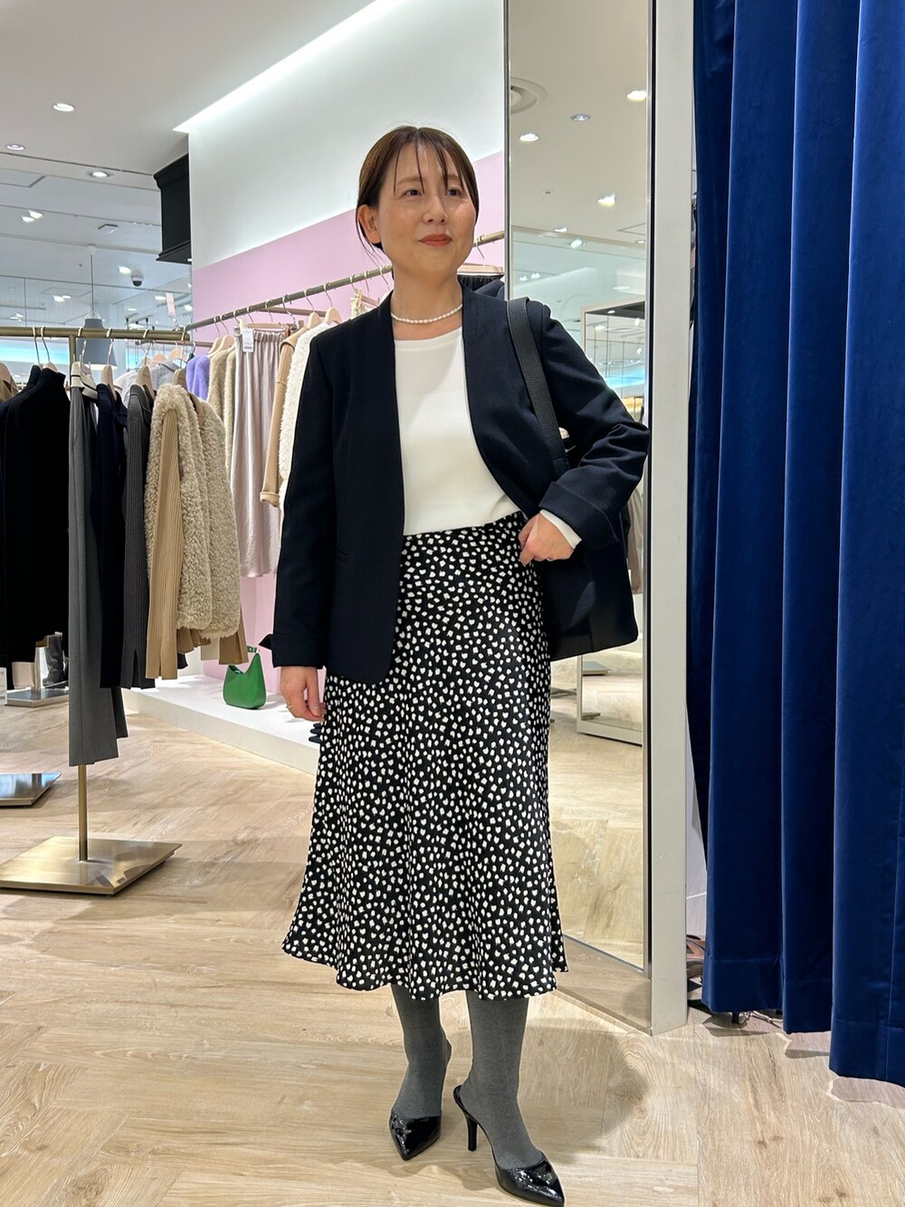「ジャケット、ジャケットコーデ、ノーカラージャケット、お出かけコーデ、スカート、スカートコーデ、ドット、ドット柄、ドット柄スカート、イベントコーデ、通勤コーデ、きれいめコーディネート」｜「NOLLEY’S Sophiのウォッシャブル変形ドットプリントミディフレアスカート（スカート、ブラック系）」を使った、sachirinさん（レディース・153cm）の秋コーディネートの2枚目の写真