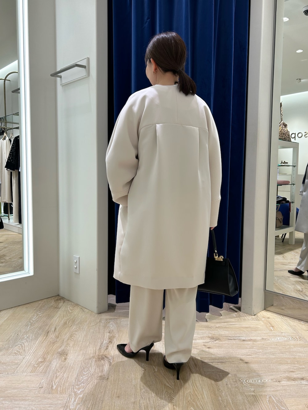 「春コーデ、お出かけコーデ、パンツコーデ、大人可愛い、春服、オーガンジー、オンオフ兼用、学校、学校行事、セレモニー、セレモニーコーデ、きれいめ、キレイめコーデ、ネイビー、ネイビー×ホワイト」｜「NOLLEY’S Sophiのダンボール×オーガンジーブラウス（シャツ/ブラウス、ブルー系）」を使った、sachirinさん（レディース・153cm）の春コーディネートの6枚目の写真