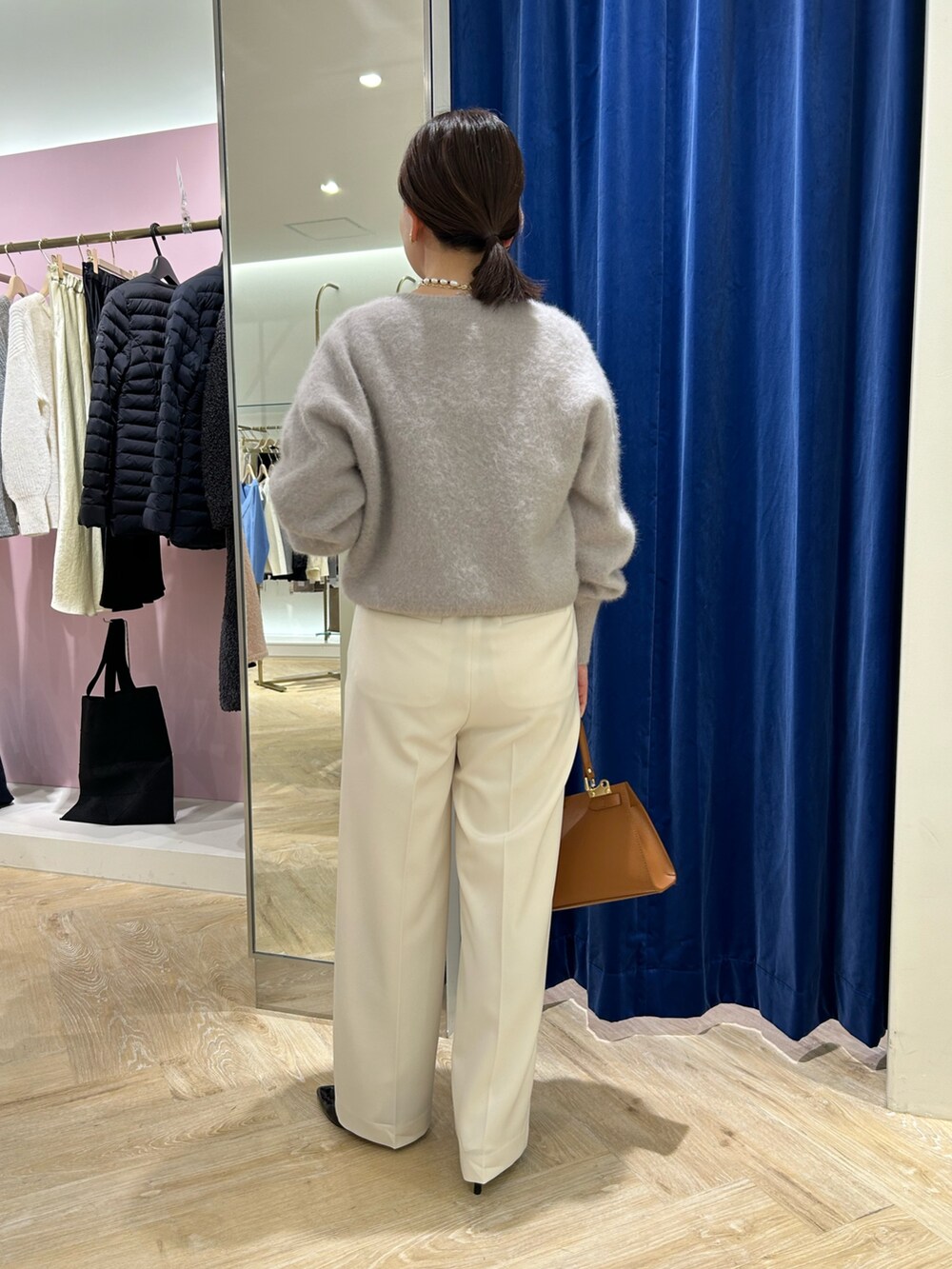 「淡色コーデ、オトナカジュアル、秋冬コーデ、今日のコーデ、レディースファッション、きれいめカジュアル、ニット、ニットコーデ、パンツ、パンツコーデ、40代ファッション」|「NOLLEY’S Sophiのウォッシャブルウール調サージワイドパンツ(その他パンツ、ホワイト系)」を使った、sachirinさん(レディース・153cm)の冬コーディネートの4枚目の写真