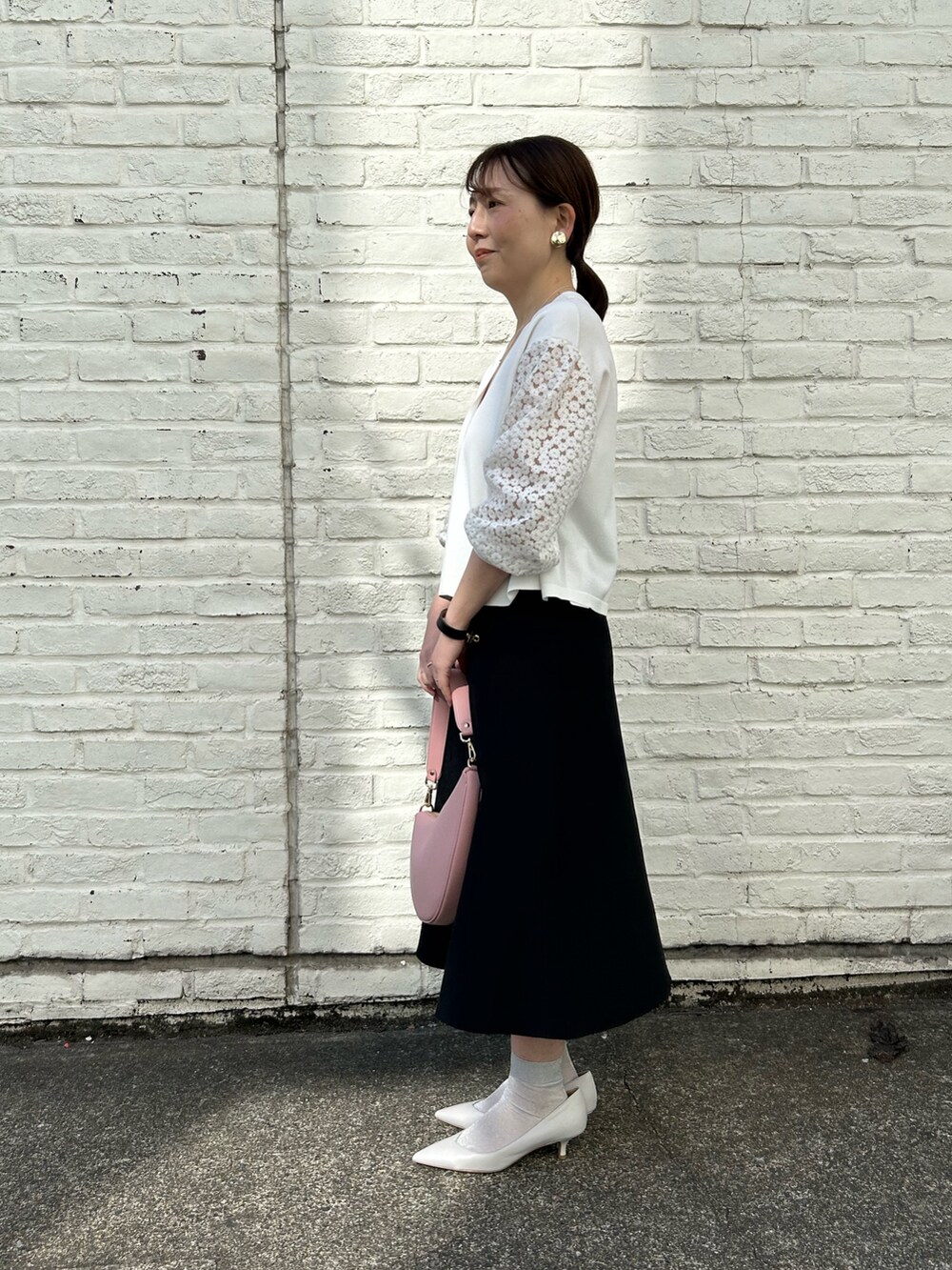 「カーディガン、カーディガンコーデ、ホワイト×ブラック、white×black、シアー、刺繍カーディガン、華やぎトップス、大人可愛い、大人可愛いナチュラル、ショート、ショート丈トップス、きれいめカジュアル」｜「NOLLEY’Sの《手洗い可能》袖フラワー刺繍生地Vネックカーディガン（カーディガン/ボレロ、ホワイト系）」を使った、sachirinさん（レディース・153cm）の春コーディネートの2枚目の写真