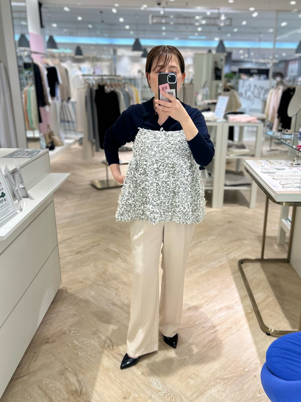 「パンツ、パンツスタイル、パンツコーデ、美脚、美脚効果、美脚パンツ、きれいめカジュアル、キレイめカジュアル、キャミブラウス、華やぎトップス、お出かけコーデ」｜「NOLLEY’S Sophiのフェザーカラミキャミブラウス（シャツ/ブラウス、ホワイト系）」を使った、sachirinさん（レディース・153cm）の春コーディネートの4枚目の写真
