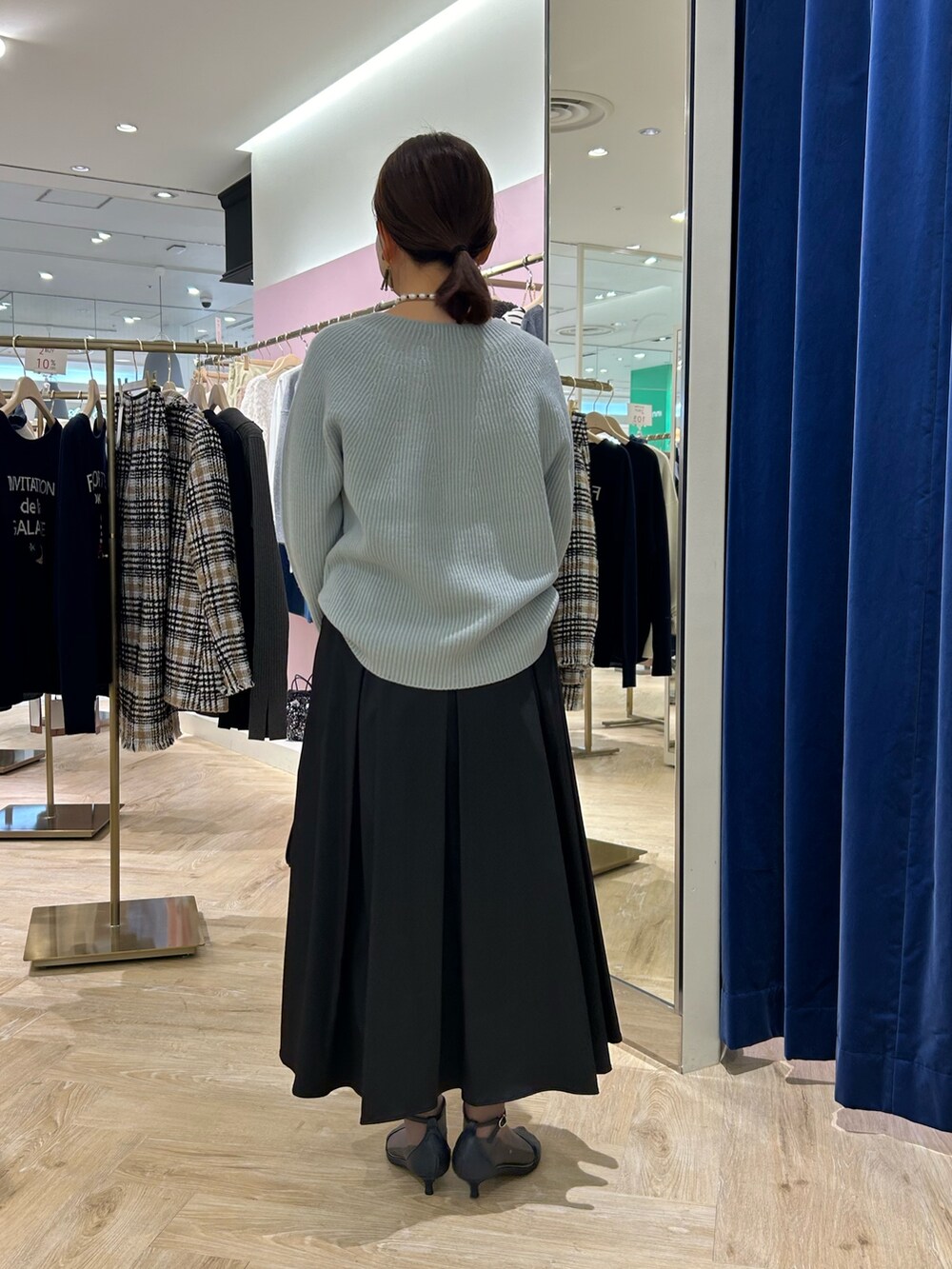 「秋冬コーデ、大人かわいい、あったかコーデ、きれいめコーディネート、ニット/セーター、シンフルコーデ、タトラス、タトラス別注、ブラックコーデ、きれいめカジュアル、ダウン、ダウンコート、ミントグリーン」｜「TATRASの【TATRAS/タトラス】NOSTAノーリーズ別注 24AW（ダウンジャケット/コート、ブラック系）」を使った、sachirinさん（レディース・153cm）の冬コーディネートの5枚目の写真