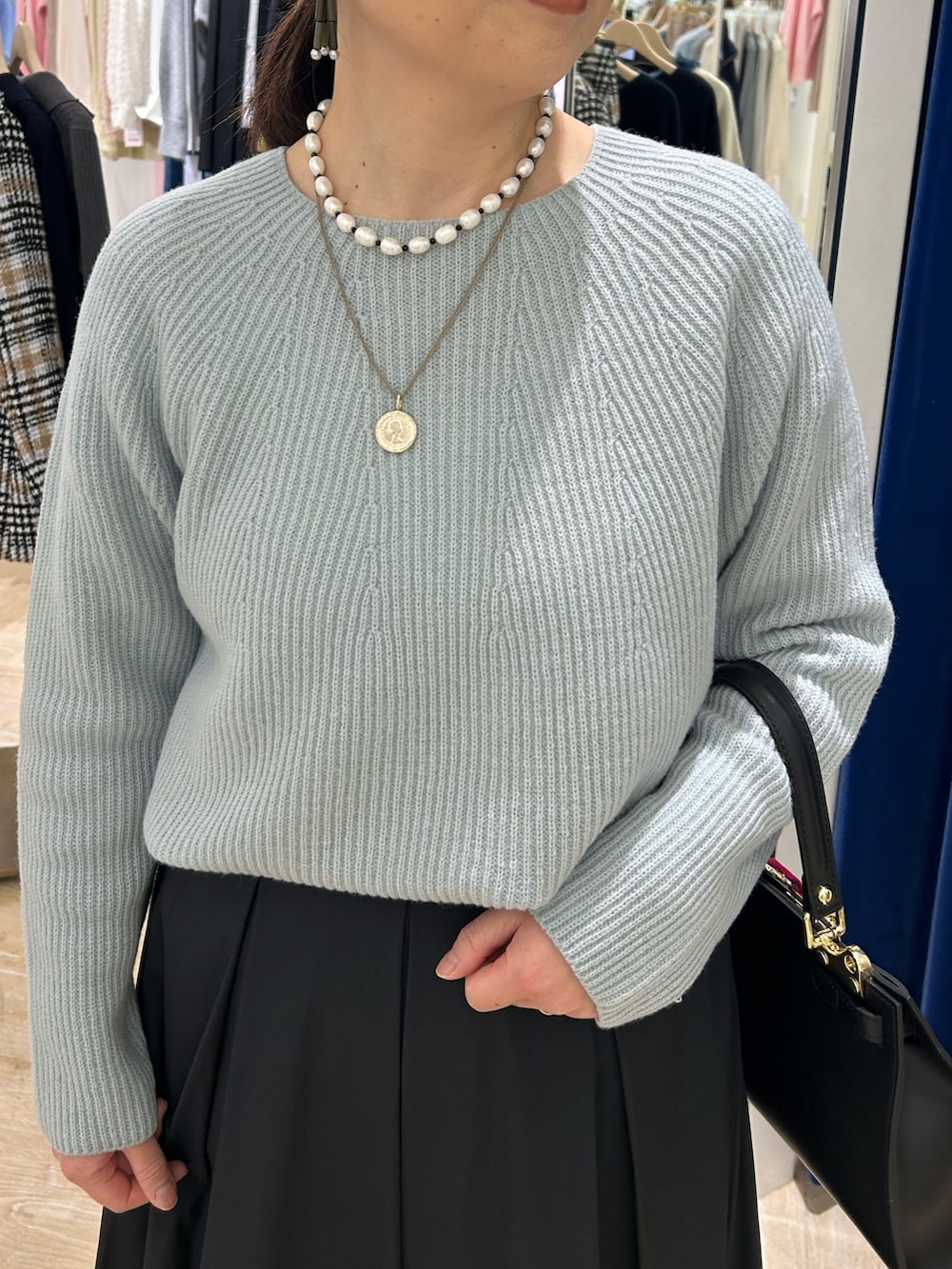 「秋冬コーデ、大人かわいい、あったかコーデ、きれいめコーディネート、ニット/セーター、シンフルコーデ、タトラス、タトラス別注、ブラックコーデ、きれいめカジュアル、ダウン、ダウンコート、ミントグリーン」｜「TATRASの【TATRAS/タトラス】NOSTAノーリーズ別注 24AW（ダウンジャケット/コート、ブラック系）」を使った、sachirinさん（レディース・153cm）の冬コーディネートの6枚目の写真