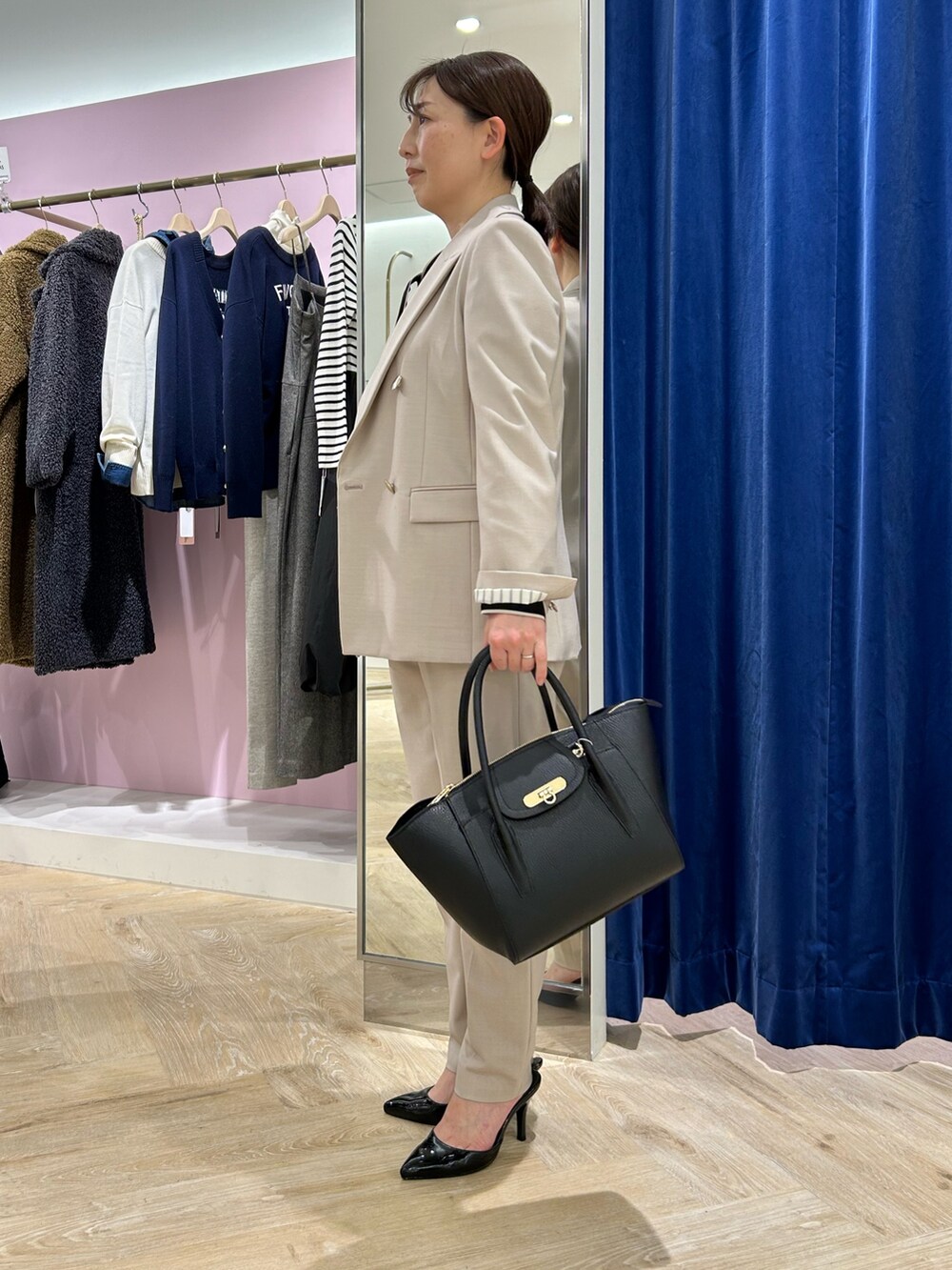 「セットアップ、セットアップコーデ、キレイめ、おでかけコーデ、低身長、低身長コーデ、アラフィフ、ベージュ、ベージュコーデ、ボウタイブラウス、華やぎトップス、通勤コーデ、通勤バッグ、きちんとスタイル、パンツスタイル」｜「NOLLEY’S Sophiの配色パイピングボウタイブラウス（シャツ/ブラウス、ブラック系）」を使った、sachirinさん（レディース・153cm）の冬コーディネートの2枚目の写真