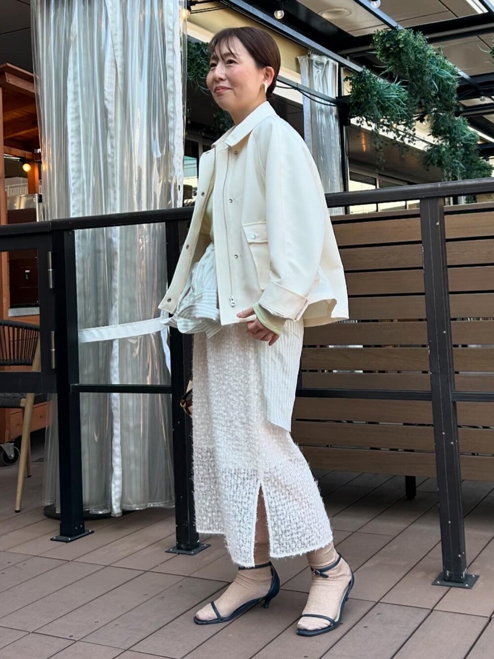 「ロンT、ブルゾン、ブルゾンコーデ、配色、レイヤードスタイル、レイヤード、ワントーン、ワントーンコーデ、春コーデ、スカート、スカートスタイル、スカートコーデ、スパンコール、チュール、チュールスカート」|「NOLLEY’S Sophiの中空チノトラペーズブルゾン(ブルゾン、ホワイト系)」を使った、sachirinさん(レディース・153cm)の春コーディネートの4枚目の写真