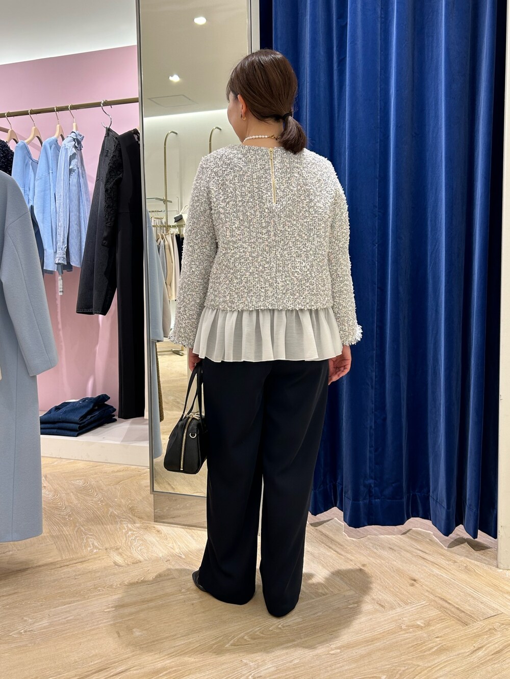 「セレモニー、セレモニーコーデ、セレモニースタイル、ブラウス、ブラウスコーデ、ツィード、オケージョン、オケージョンスタイル、卒業式、卒業式コーデ、卒業式ママコーデ、入学式、入学式コーデ、入学式・卒業式、入学式ママコーデ」｜「NOLLEY’S Sophiのファンシーツイードレイヤードプルオーバーブラウス（シャツ/ブラウス、ホワイト系）」を使った、sachirinさん（レディース・153cm）の冬コーディネートの3枚目の写真