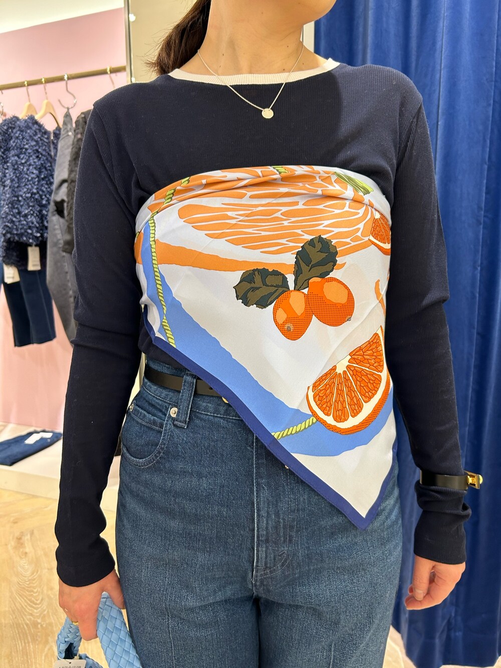 「ワントーン、ワントーンコーデ、デニム、デニムパンツ、デニムコーデ、低身長、低身長コーデ、低身長女子、ブルー、ブルーコーデ、スカーフ、スカーフアレンジ、配色、きれいめカジュアル、大人カジュアル」|「Rie Millerの【RM denim】スリットクロップドハイウエストデニム(デニムパンツ、ブルー系)」を使った、sachirinさん(レディース・153cm)の冬コーディネートの3枚目の写真