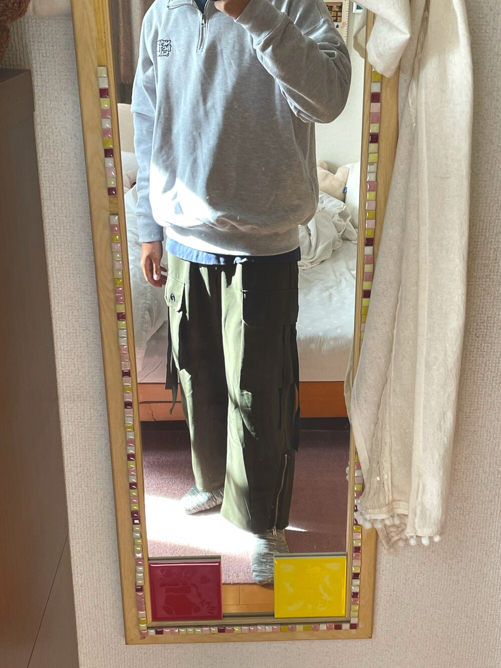 グリーン系のカーゴパンツを着用したメンズの冬コーディネートの2枚目の写真