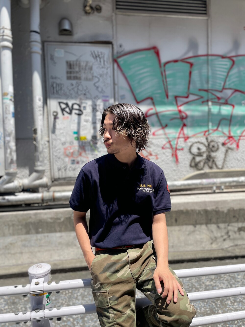 ブルー系のポロシャツ、その他のカーゴパンツを着用したメンズの夏コーディネートの2枚目の写真