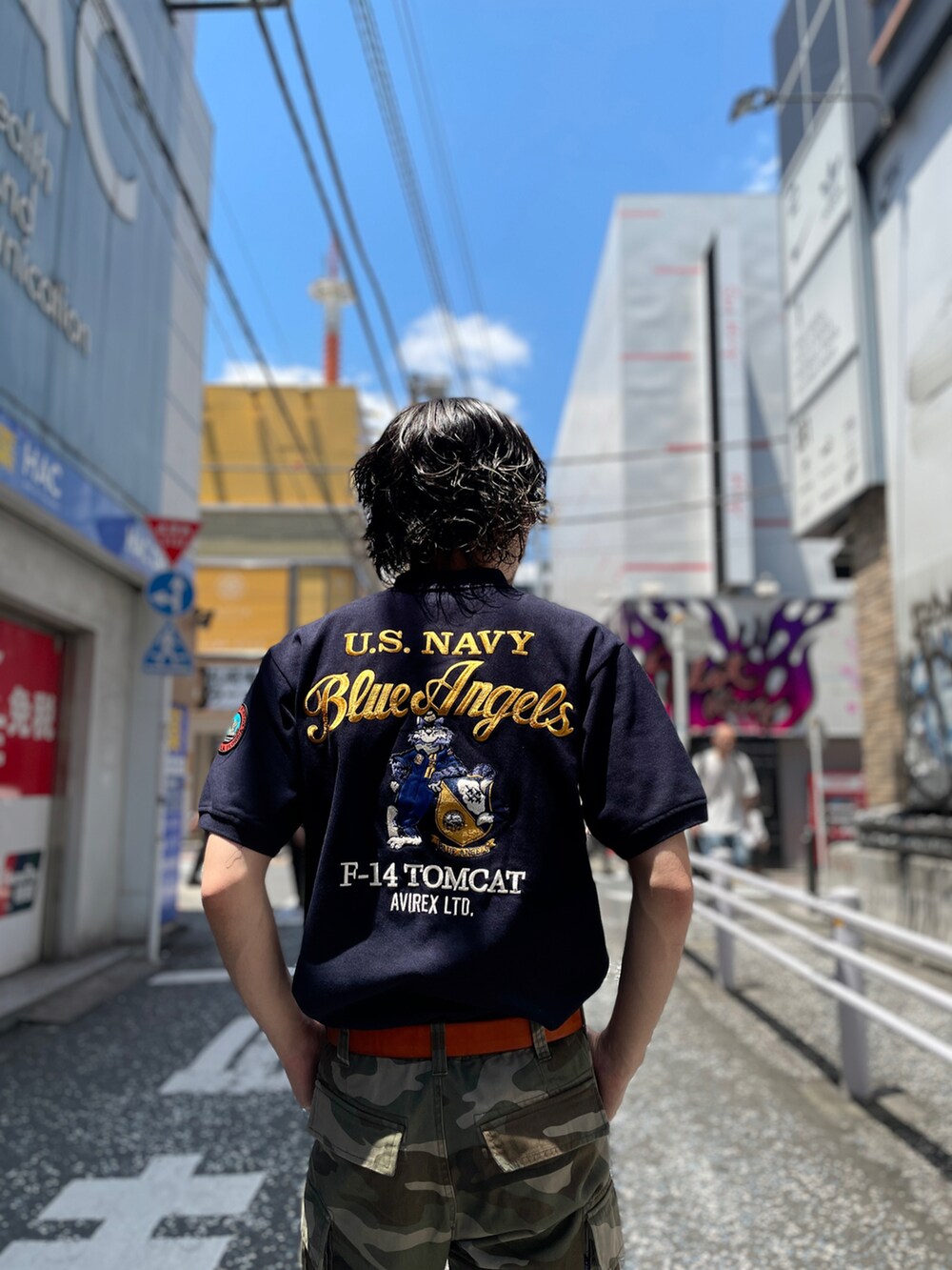 ブルー系のポロシャツ、その他のカーゴパンツを着用したメンズの夏コーディネートの3枚目の写真