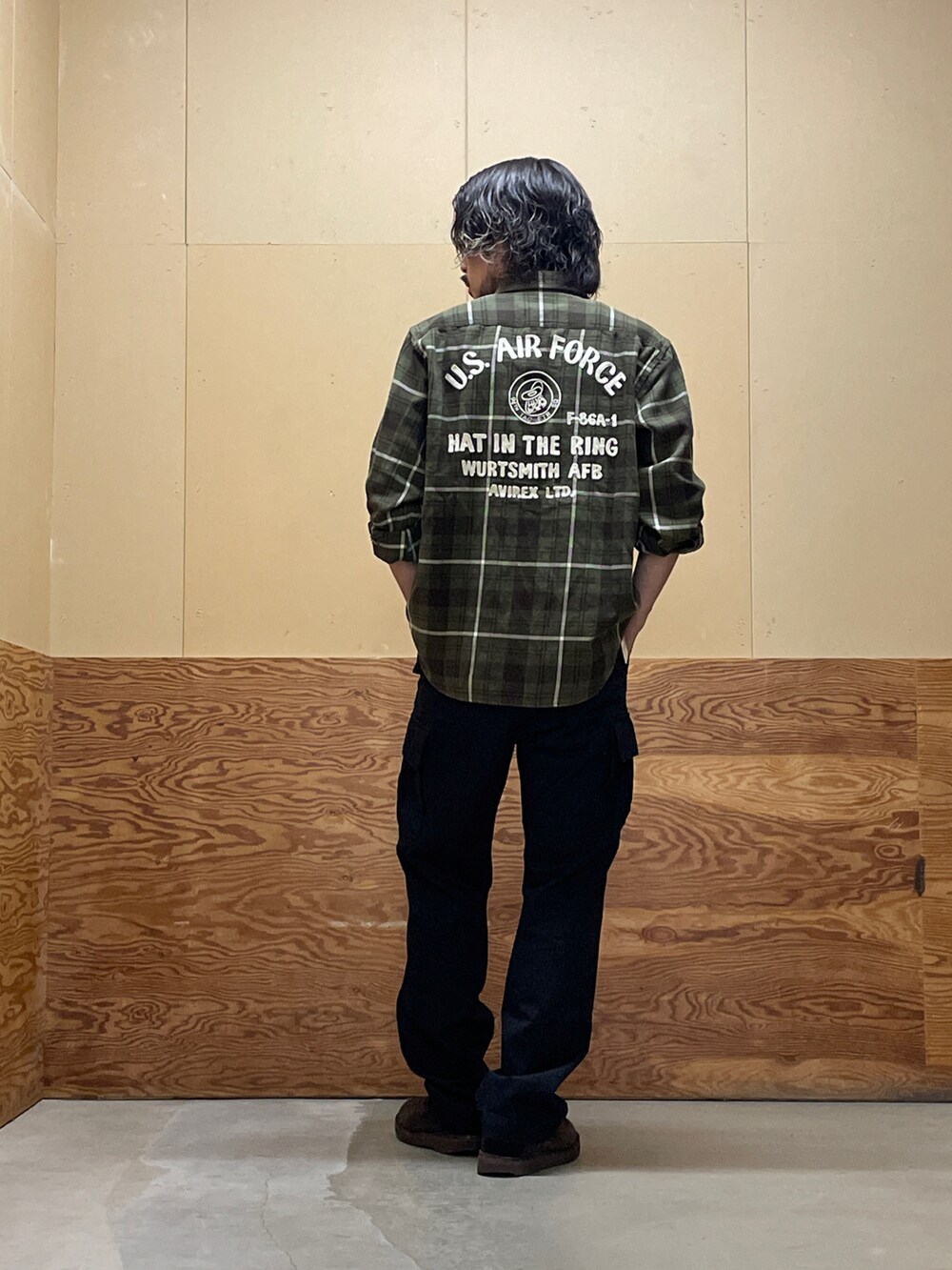 グリーン系のシャツ/ブラウス、ブラック系のカーゴパンツを着用したメンズの夏コーディネートの2枚目の写真