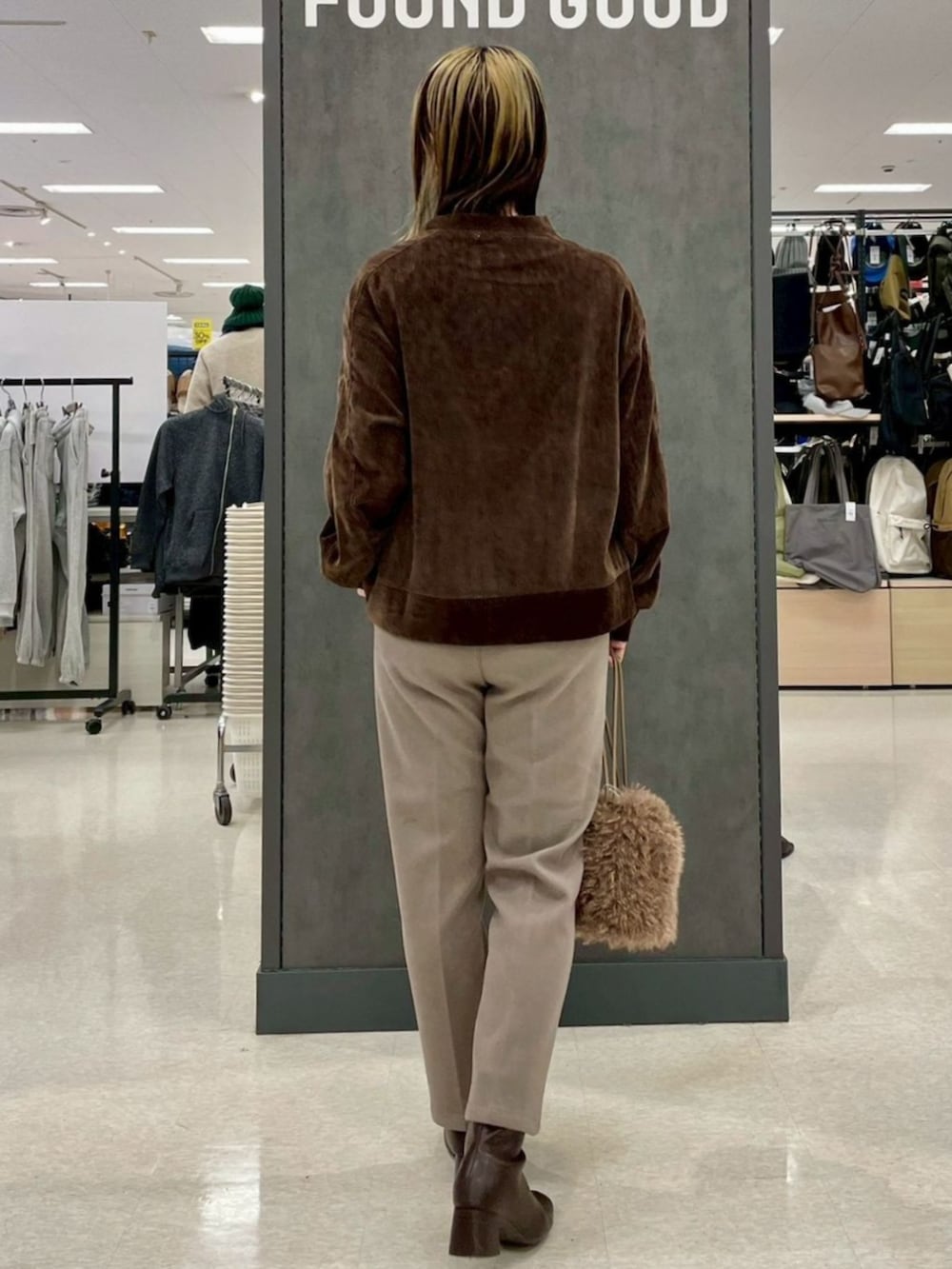 ブラウン系のTシャツ/カットソーを着用したレディースの冬コーディネートの3枚目の写真