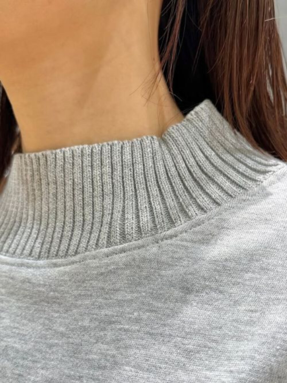 グレー系のTシャツ/カットソー、ブルー系のその他パンツ、ブラウン系のマフラーを着用したレディースの冬コーディネートの4枚目の写真