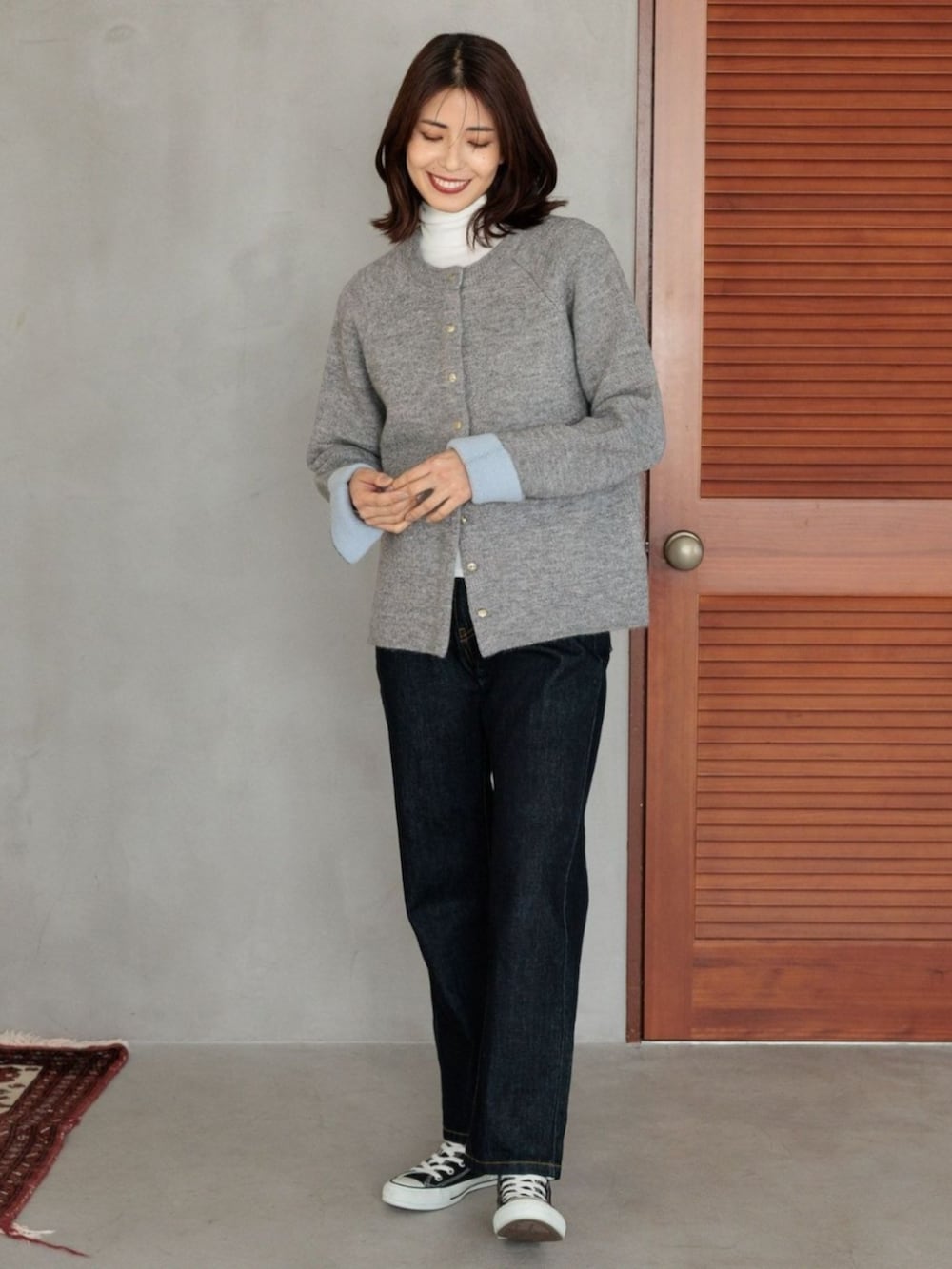 グレー系のカーディガン/ボレロを着用したレディースの冬コーディネートの2枚目の写真