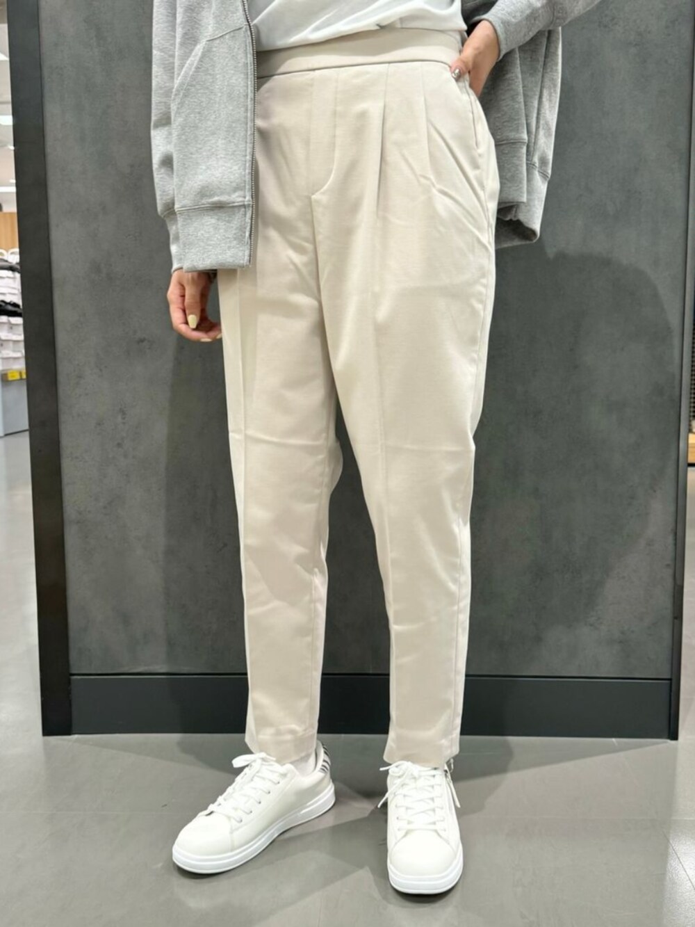 ベージュ系のTシャツ/カットソー、ホワイト系のTシャツ/カットソー、グレー系のパーカーを着用したレディースの秋コーディネートの2枚目の写真