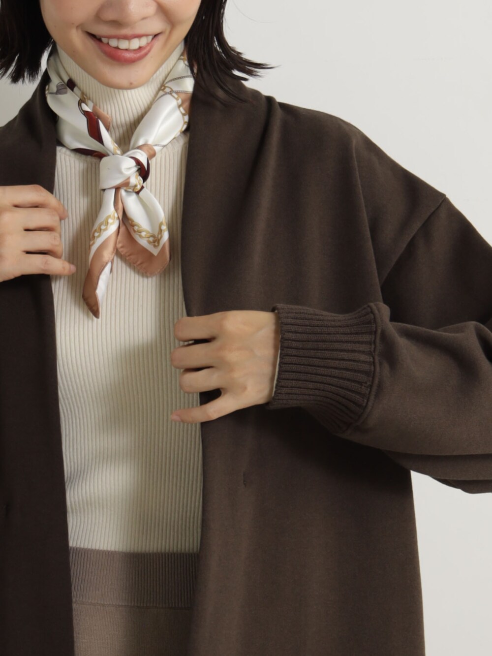 ブラウン系のスカート、ブラウン系のカーディガン/ボレロを着用したレディースの冬コーディネートの3枚目の写真