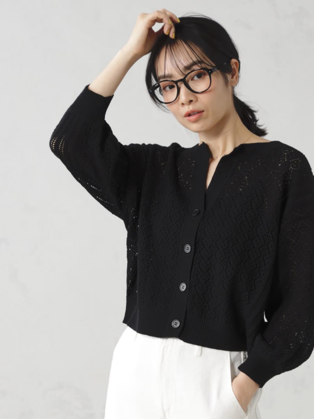 ブラック系のカーディガン/ボレロを着用したレディースの春コーディネートの3枚目の写真