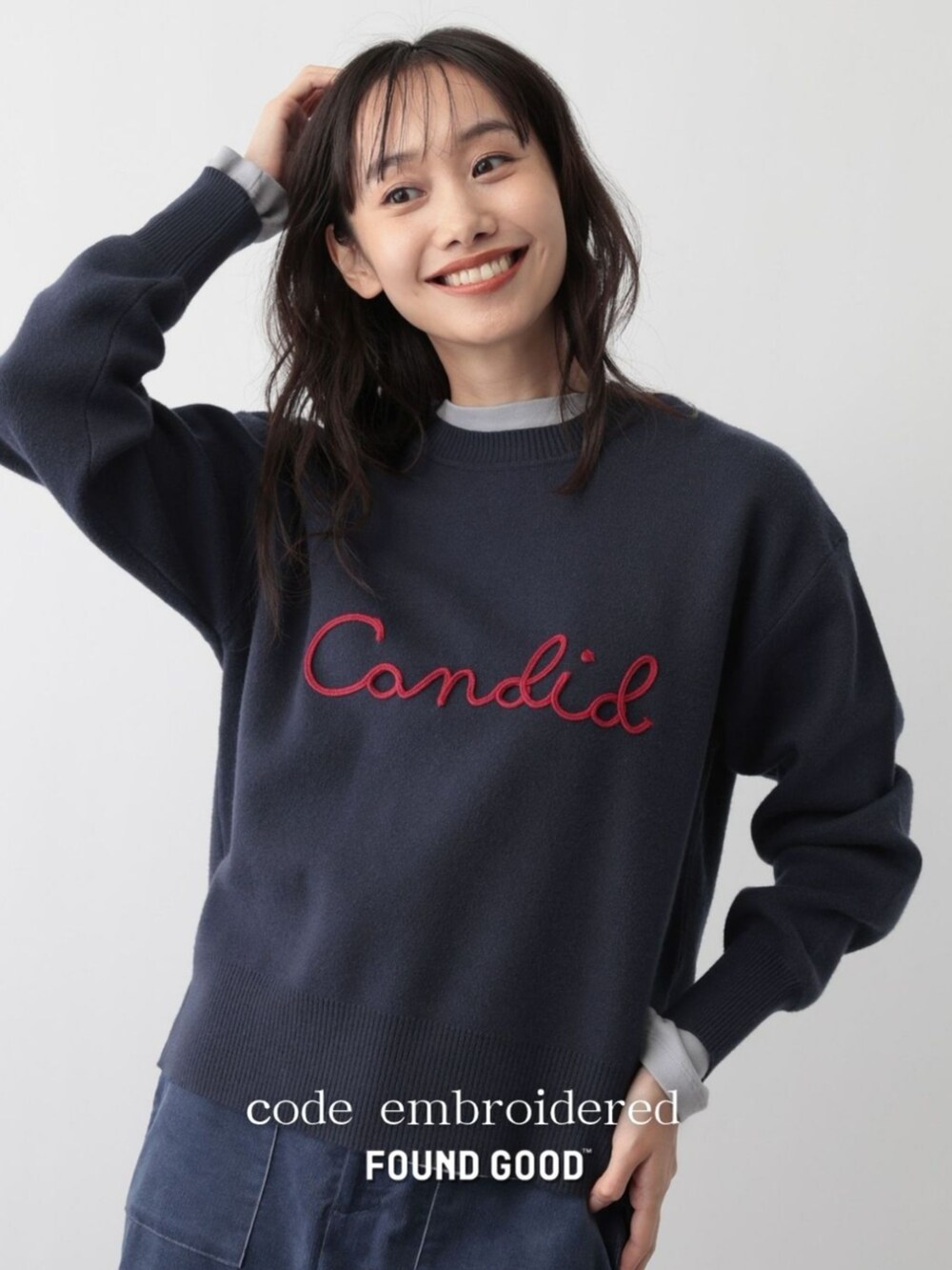 ブルー系のニット/セーターを着用したレディースの秋コーディネートの2枚目の写真