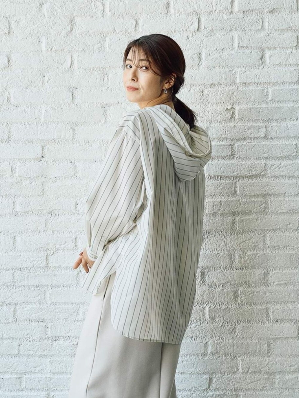 ベージュ系のシャツ/ブラウスを着用したレディースの冬コーディネートの2枚目の写真