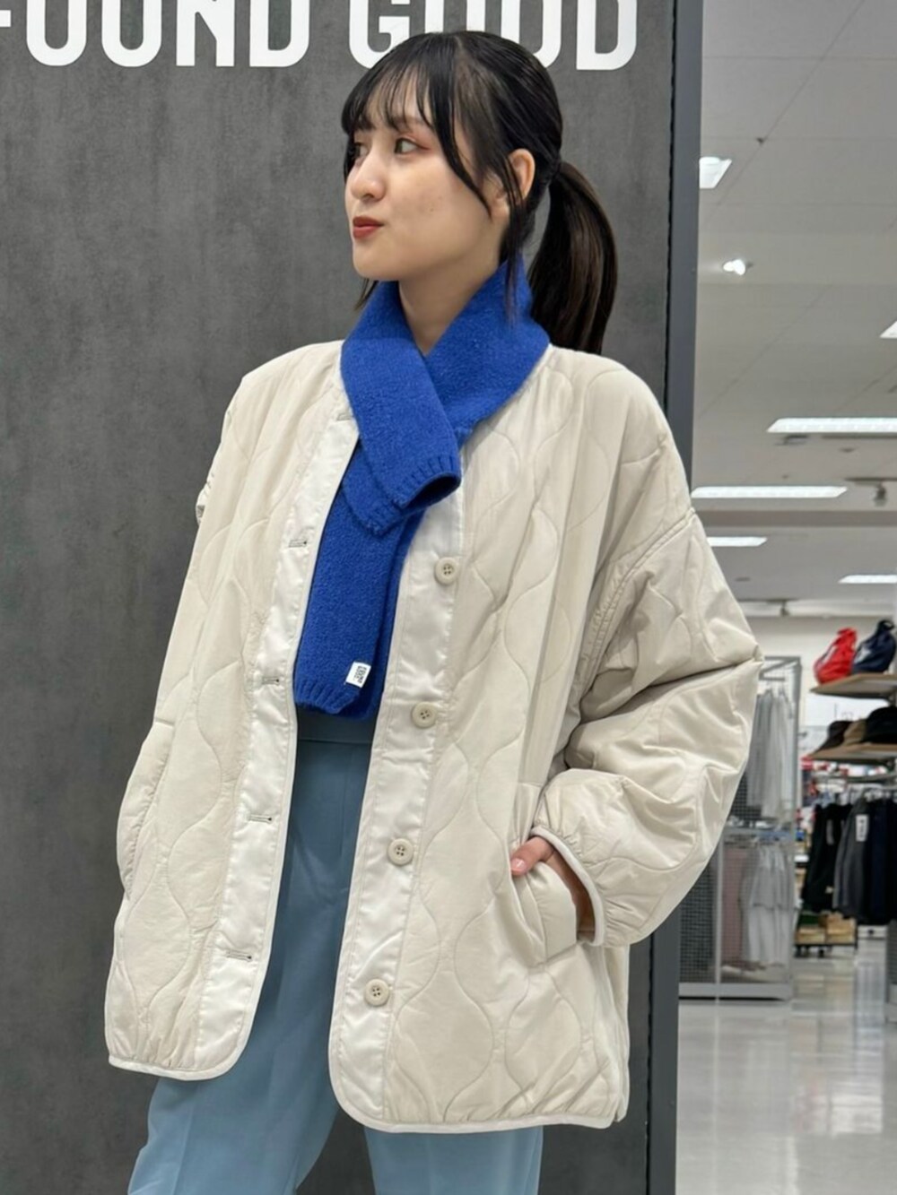 ベージュ系のブルゾン、ブルー系のその他パンツ、ベージュ系のブーツを着用したレディースの秋コーディネートの2枚目の写真