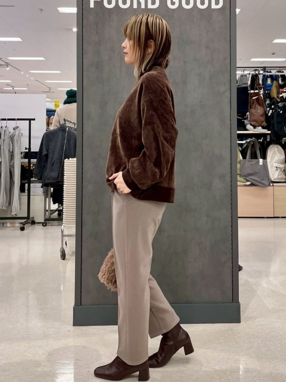 ブラウン系のTシャツ/カットソーを着用したレディースの冬コーディネートの2枚目の写真