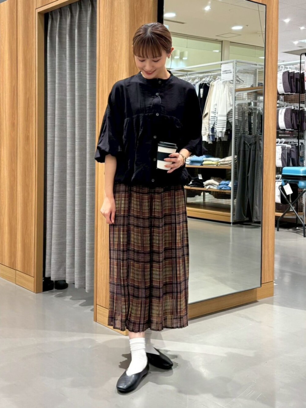 ブラック系のシャツ/ブラウスを着用したレディースの秋コーディネートの2枚目の写真