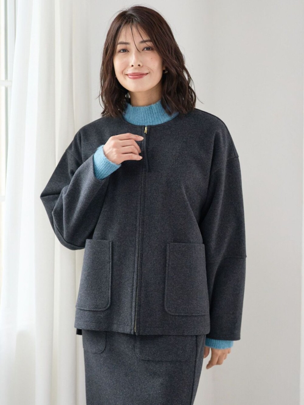 ブラック系のブルゾンを着用したレディースの秋コーディネートの2枚目の写真