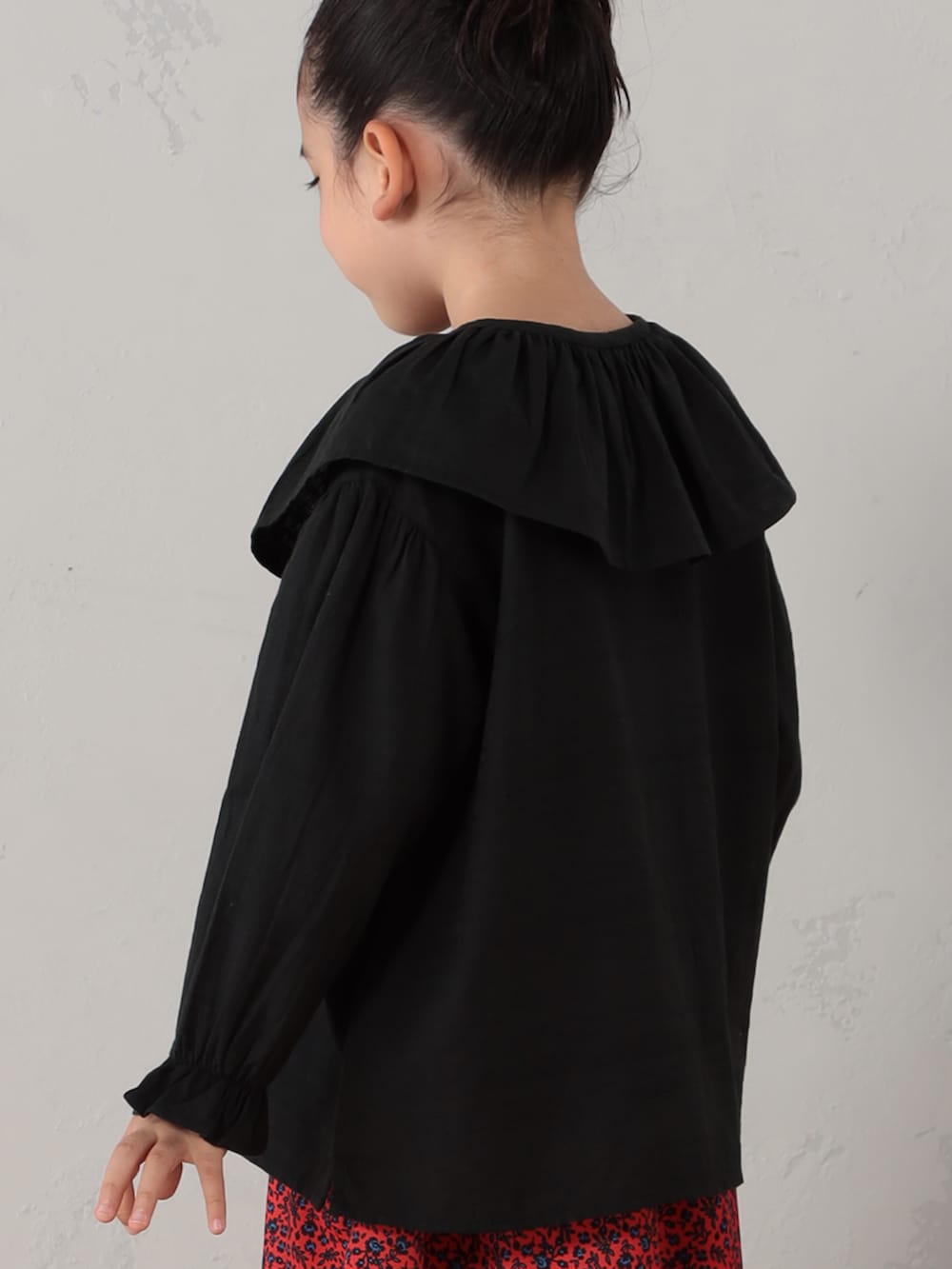 ブラック系のシャツ/ブラウス、レッド系のスカートを着用したキッズの秋コーディネートの2枚目の写真