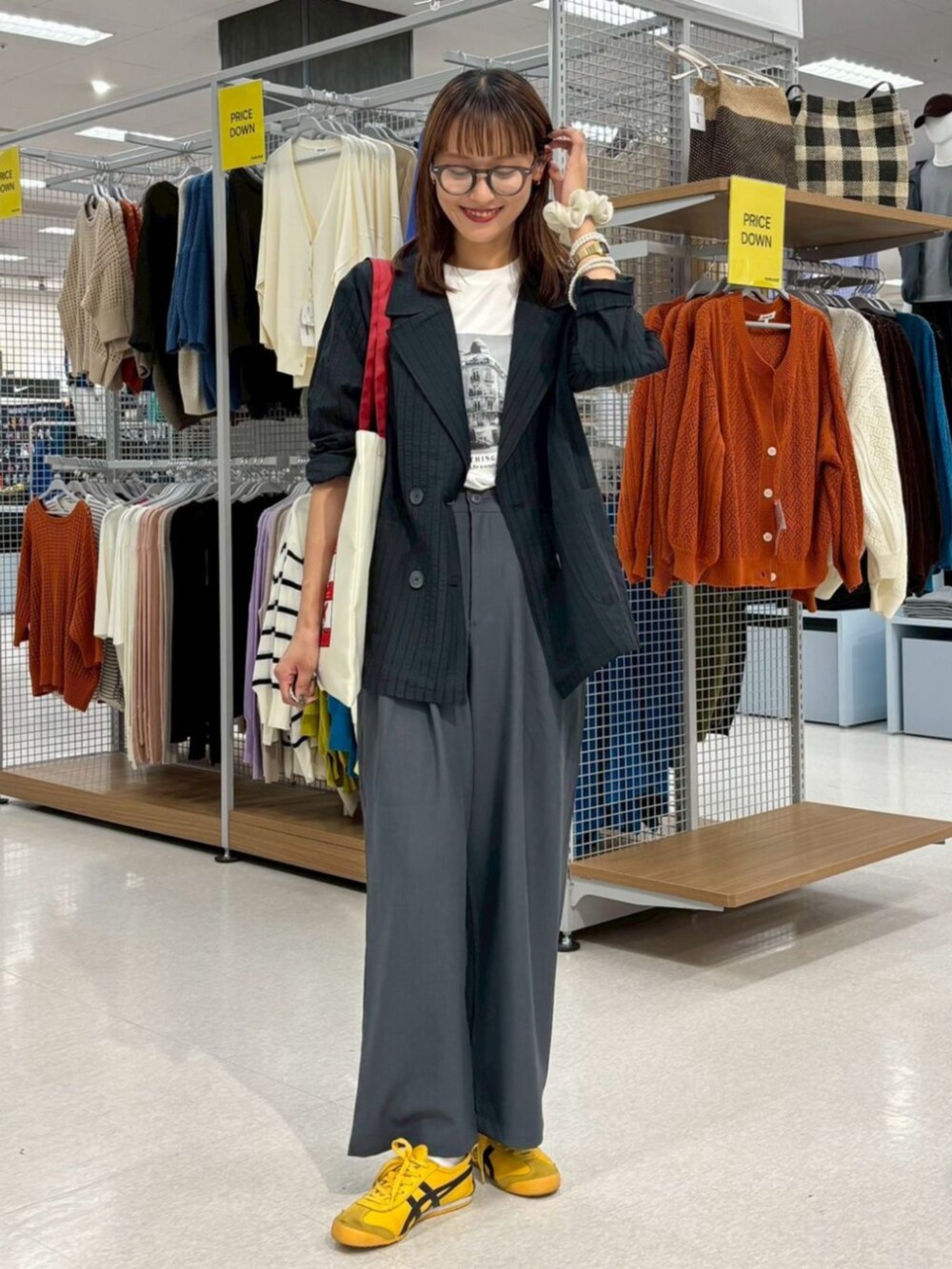 ホワイト系のTシャツ/カットソーを着用したレディースの秋コーディネートの3枚目の写真