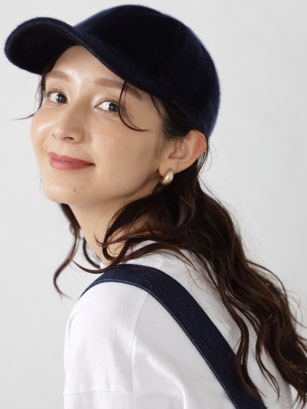 ブルー系のサロペット/オーバーオールを着用したレディースの秋コーディネートの2枚目の写真