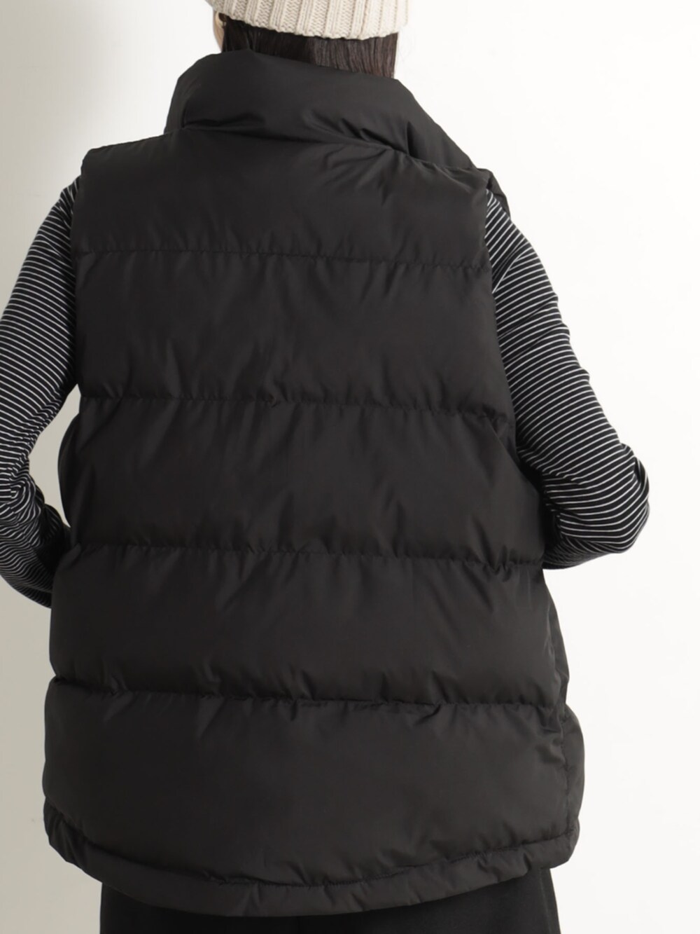 ブラック系のその他パンツ、ブラック系のダウンベストを着用したレディースの冬コーディネートの3枚目の写真