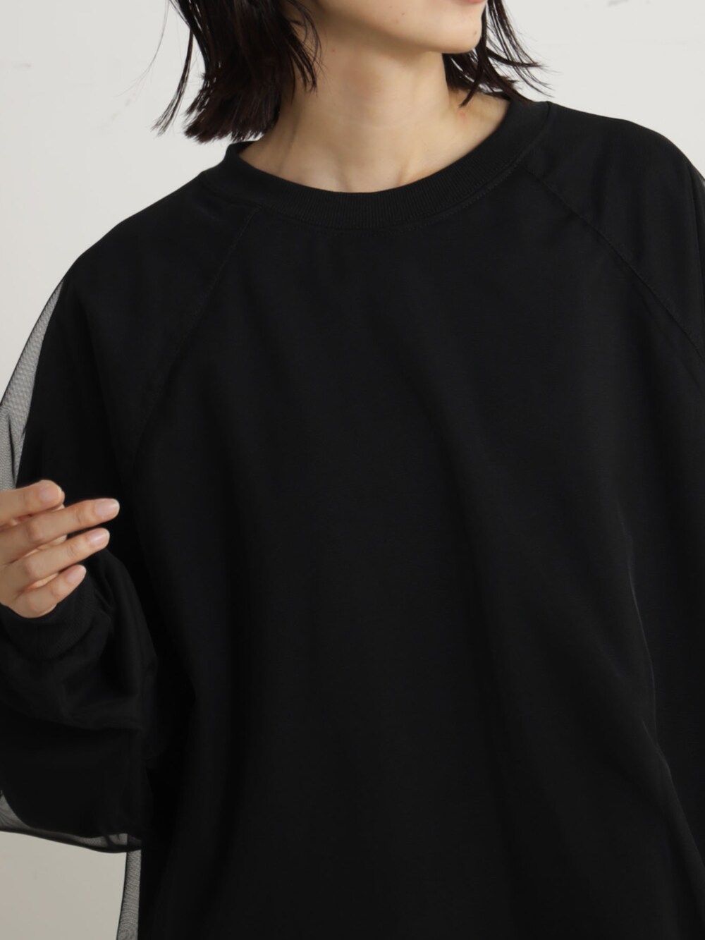 ブラック系のTシャツ/カットソー、ブラウン系のバレエシューズ、ブルー系のその他パンツを着用したレディースの冬コーディネートの3枚目の写真