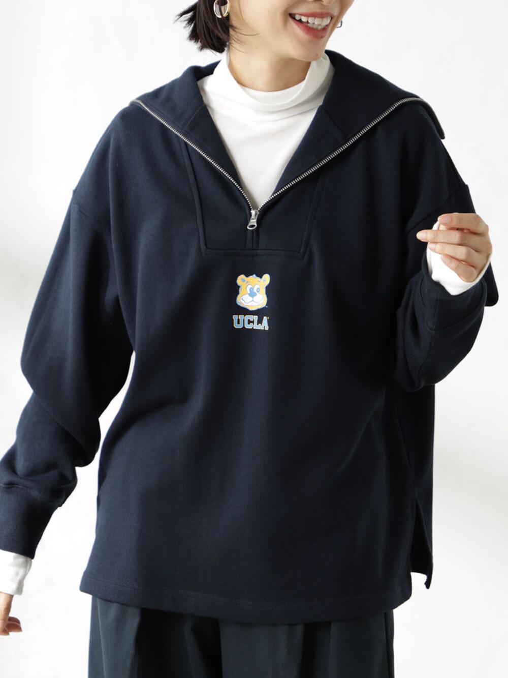 ブラック系のその他パンツ、ブルー系のスウェットを着用したレディースの冬コーディネートの2枚目の写真