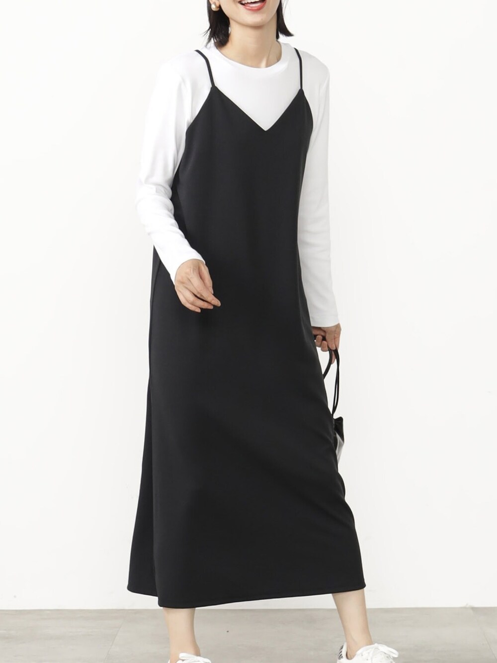 グレー系のワンピース、ブラック系のTシャツ/カットソー、ブラック系のローファーを着用したレディースの秋コーディネートの3枚目の写真