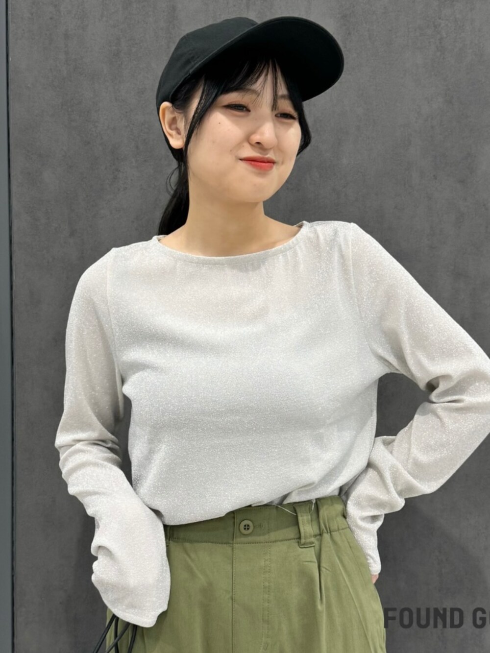 グリーン系のチノパンツ、ベージュ系のTシャツ/カットソーを着用したレディースの秋コーディネートの3枚目の写真