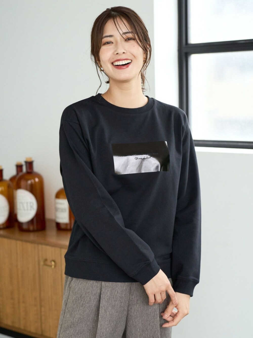 ブラック系のその他トップスを着用したレディースの秋コーディネートの2枚目の写真